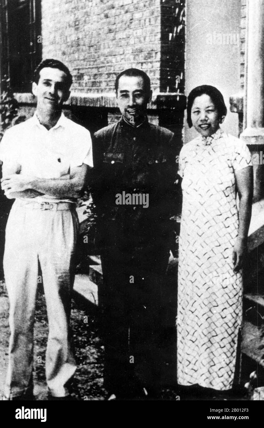 China: Edgar Snow mit Zhou Enlai und dessen Frau, Deng Yingchao, c. 1938. Edgar Snow (17. Juli 1905 in Kansas City, Missouri – 15. Februar 1972 in Genf) war ein amerikanischer Journalist, der für seine Bücher und Artikel über den Kommunismus in China und die chinesische kommunistische Revolution bekannt war. Es wird angenommen, dass er der erste westliche Journalist war, der den chinesischen kommunistischen Führer Mao Zedong interviewte, und er ist am besten bekannt für den Roten Stern über China (1937), einen Bericht über die chinesische kommunistische Bewegung von ihrer Gründung bis in die späten 1930er Jahre. Stockfoto