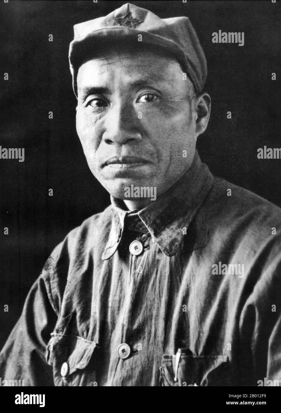 China: Zhu De (1. Dezember 1886 – 6. Juli 1976) war ein chinesisches allgemeines und militärisches Genie des 20. Jahrhunderts. Zhu De war ein chinesischer kommunistischer Militärführer und Staatsmann. Er gilt als Gründer der Roten Armee Chinas (Vorläufer der Volksbefreiungsarmee) und als Taktiker, der den Sieg der Volksrepublik China während des chinesischen Bürgerkrieges plante. Stockfoto