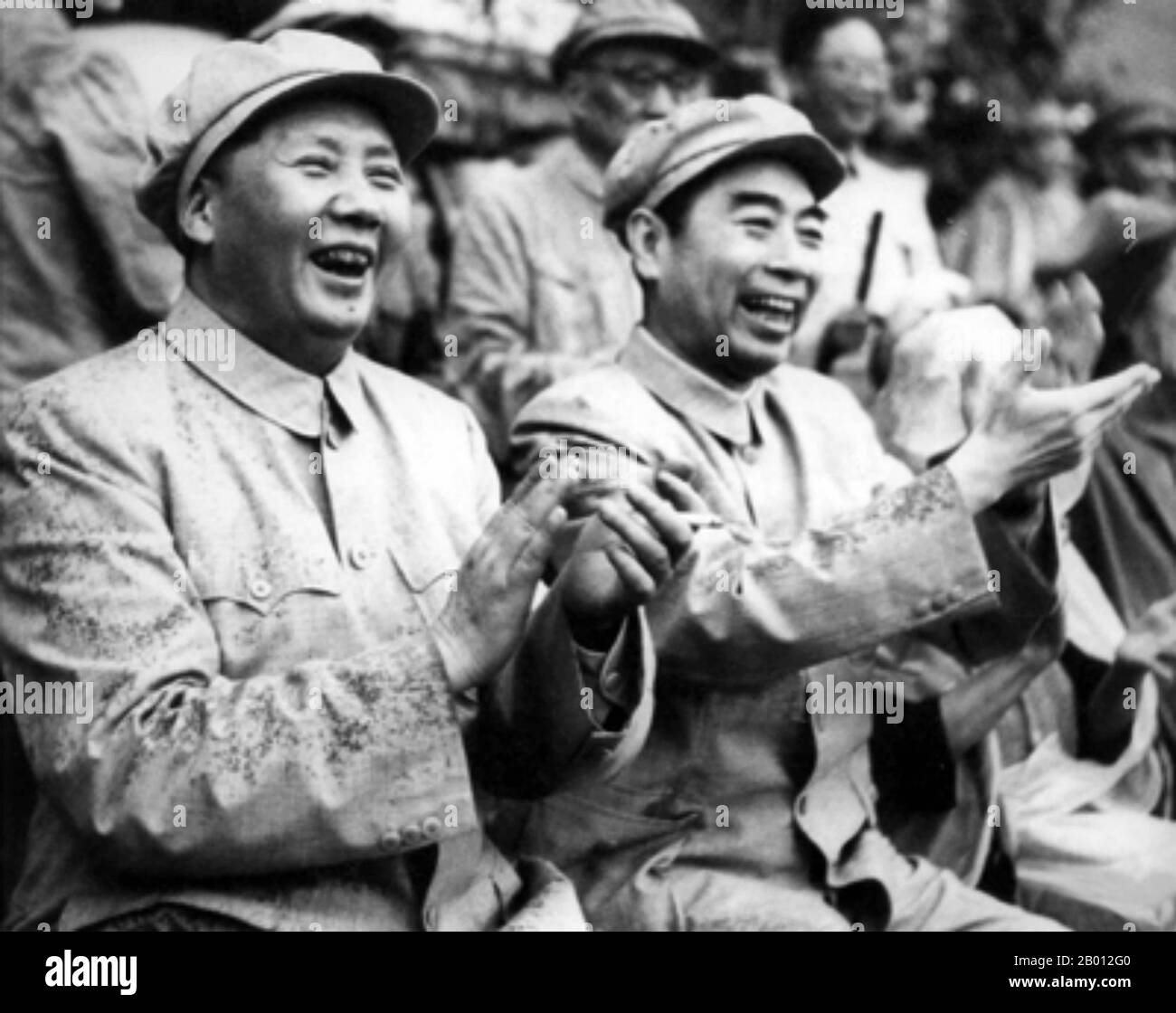 China: Mao Zedong und Zhou Enlai saßen zusammen und klatschten, c. 1952. Mao Zedong, auch transliteriert als Mao Tse-tung, chinesischer kommunistischer Revolutionär, Guerilla-Kriegsstratege, Autor, politischer Theoretiker, Und Führer der chinesischen Revolution. Allgemein als Vorsitzender Mao bezeichnet, war er seit seiner Gründung im Jahr 1949 der Architekt der Volksrepublik China (PRC) und hatte bis zu seinem Tod im Jahr 1976 die autoritäre Kontrolle über die Nation. Zhou Enlai war der erste Premierminister der Volksrepublik China und diente von Oktober 1949 bis zu seinem Tod im Januar 1976. Stockfoto