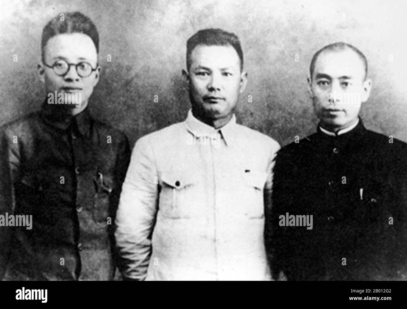 China: Qin Bangxian, Ye Jianying und Zhou Enlai in Xi'an nach dem Vorfall in Xi'an, 1936. Der Xi'an-Vorfall vom 1936. Dezember (xī'an Shibiìan) fand in der Stadt Xi'an während des chinesischen Bürgerkrieges zwischen der regierenden Kuomintang (KMT) und der rebellischen Kommunistischen Partei Chinas und kurz vor dem Zweiten Chinesisch-Japanischen Krieg statt. Am 12. Dezember 1936 wurde Generalissimo Chiang Kai-shek, der Anführer der KMT, plötzlich verhaftet und von Marschall Zhang Xueliang, einem ehemaligen Kriegsherrn der Mandschurei, dem damals von Japan besetzten Mandschukuo, entführt. Der Vorfall führte die Nationalisten und die Kommunisten dazu, sich gegen Japan zu vereinen. Stockfoto