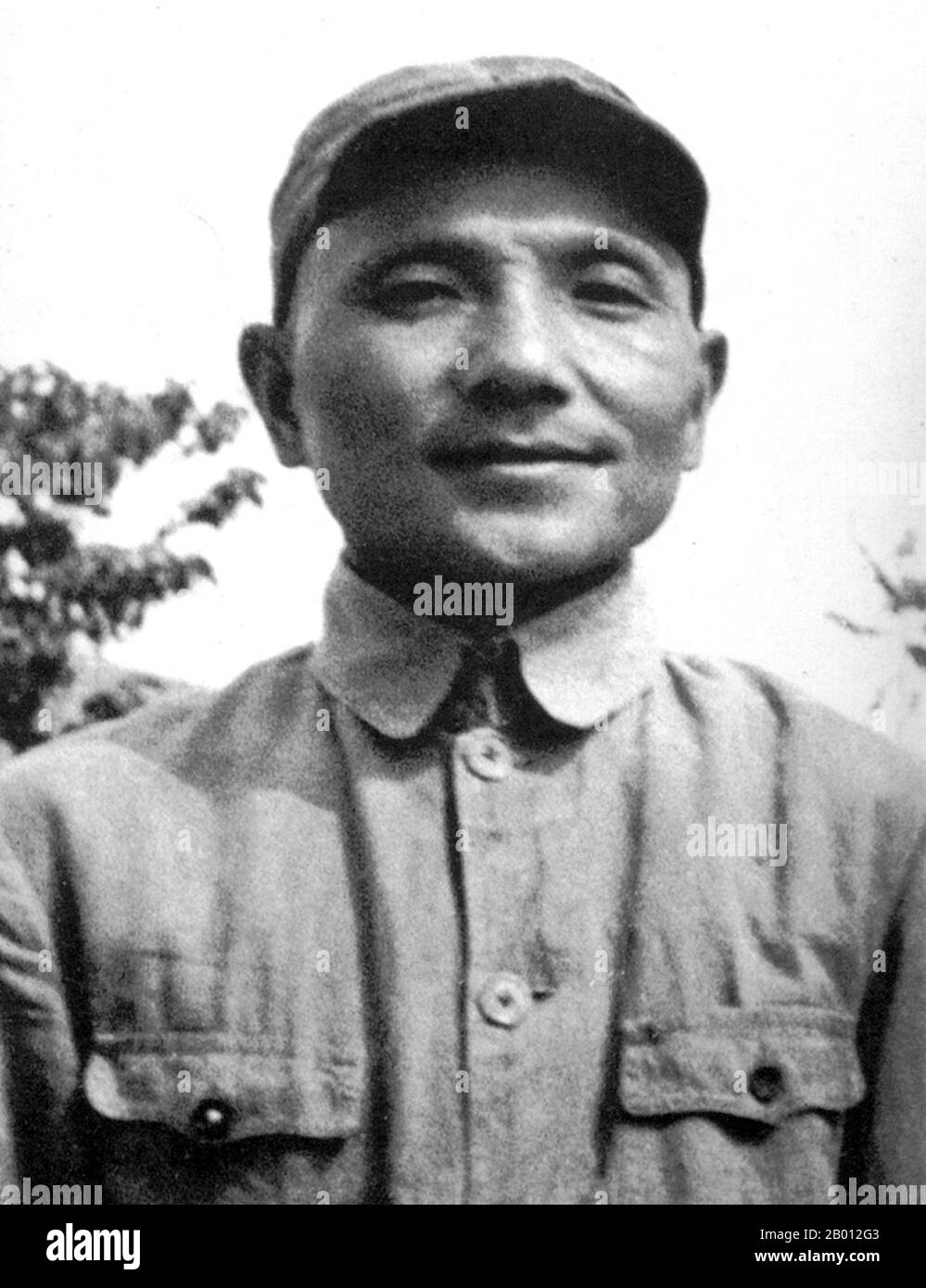 China: Deng Xiaoping (Teng Hsiao-p'ing, 1904-1997) in Yan'an (Yenan) c. 1936. Deng Xiaoping (Teng Hsiao-p'ing; 22. August 1904 – 19. Februar 1997) war ein chinesischer Politiker, Staatsmann, Theoretiker und Diplomat. Als Führer der Kommunistischen Partei Chinas war Deng ein Reformer, der China zu einer Marktwirtschaft führte. Obwohl Deng nie als Staatschef, Regierungschef oder Generalsekretär der Kommunistischen Partei Chinas (historisch die höchste Position im kommunistischen China) im Amt war, diente er dennoch von 1978 bis 1992 als oberster Führer der Volksrepublik China. Stockfoto