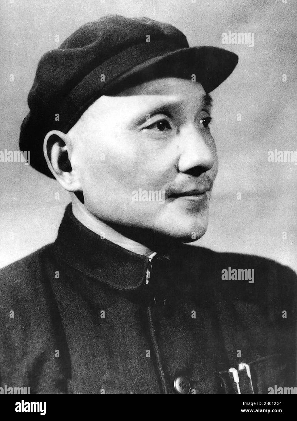 China: Deng Xiaoping (Teng Hsiao-p'ing, 1904-1997) c. 1949. Deng Xiaoping (Teng Hsiao-p'ing; 22. August 1904 – 19. Februar 1997) war ein chinesischer Politiker, Staatsmann, Theoretiker und Diplomat. Als Führer der Kommunistischen Partei Chinas war Deng ein Reformer, der China zu einer Marktwirtschaft führte. Obwohl Deng nie als Staatschef, Regierungschef oder Generalsekretär der Kommunistischen Partei Chinas (historisch die höchste Position im kommunistischen China) im Amt war, diente er dennoch von 1978 bis 1992 als oberster Führer der Volksrepublik China. Stockfoto