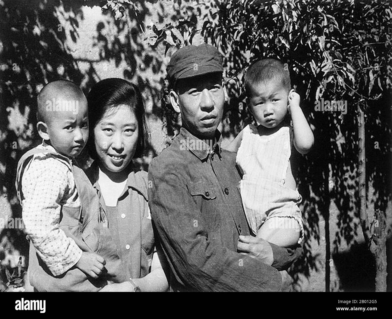 China: Liu Shaoqi mit seiner Frau Wang Guangmei und zwei ihrer Kinder, 1940er Jahre. Liu Shaoqi (Liu Shao-ch'i, 24. November 1898 – 12. November 1969) war ein chinesischer Revolutionär, Staatsmann und Theoretiker. Er war vom 27. April 1959 bis zum 31. Oktober 1968 Vorsitzender der Volksrepublik China, Chinas Staatsoberhaupt, während dessen er die Politik des wirtschaftlichen Wiederaufbaus in China umsetzte. Er fiel in den späten 1960er Jahren während der Kulturrevolution wegen seiner wahrgenommenen 'rechten' Ansichten aus der Gunst und, so wird es theoretisch, weil Mao Liu als Bedrohung seiner Macht betrachtete. Stockfoto