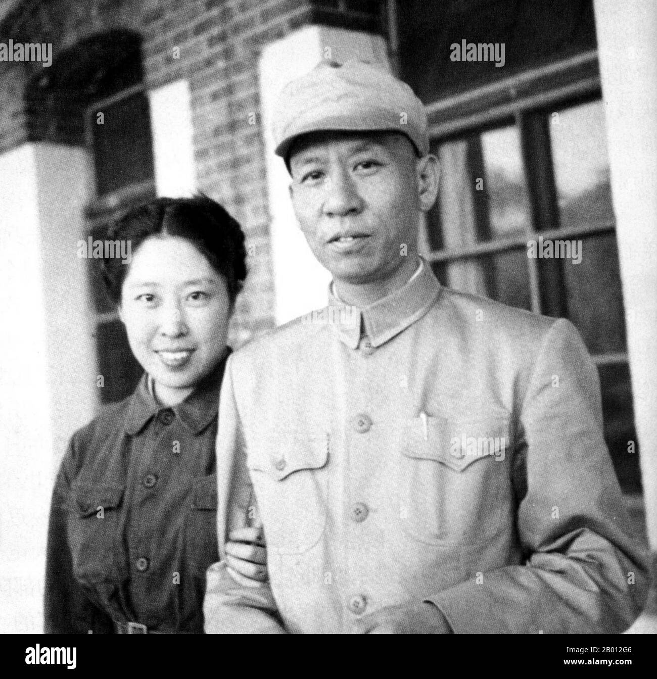 China: Liu Shaoqi mit seiner Frau Wang Guangmei, c. 1949. Liu Shaoqi (Liu Shao-ch'i, 24. November 1898 – 12. November 1969) war ein chinesischer Revolutionär, Staatsmann und Theoretiker. Er war vom 27. April 1959 bis zum 31. Oktober 1968 Vorsitzender der Volksrepublik China, Chinas Staatsoberhaupt, während dessen er die Politik des wirtschaftlichen Wiederaufbaus in China umsetzte. Er fiel in den späten 1960er Jahren während der Kulturrevolution wegen seiner wahrgenommenen 'rechten' Ansichten aus der Gunst und, so wird es theoretisch, weil Mao Liu als Bedrohung seiner Macht betrachtete. 1969 wurde er zu Tode gefoltert. Stockfoto