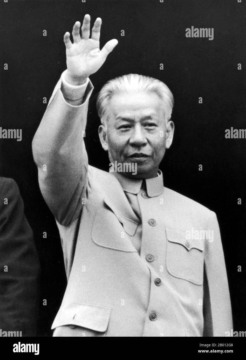 China: Liu Shaoqi (Liu Shao-ch'i, 1898-1969) Vorsitzender der Volksrepublik China (r. 1959-1968). Liu Shaoqi (Liu Shao-ch'i, 24. November 1898 – 12. November 1969) war ein chinesischer Revolutionär, Staatsmann und Theoretiker. Er war vom 27. April 1959 bis zum 31. Oktober 1968 Vorsitzender der Volksrepublik China, Chinas Staatsoberhaupt, während dessen er die Politik des wirtschaftlichen Wiederaufbaus in China umsetzte. Er fiel in den späten 1960er Jahren während der Kulturrevolution wegen seiner wahrgenommenen 'rechten' Ansichten aus der Gunst und, so wird es theoretisch, weil Mao Liu als Bedrohung seiner Macht betrachtete Stockfoto
