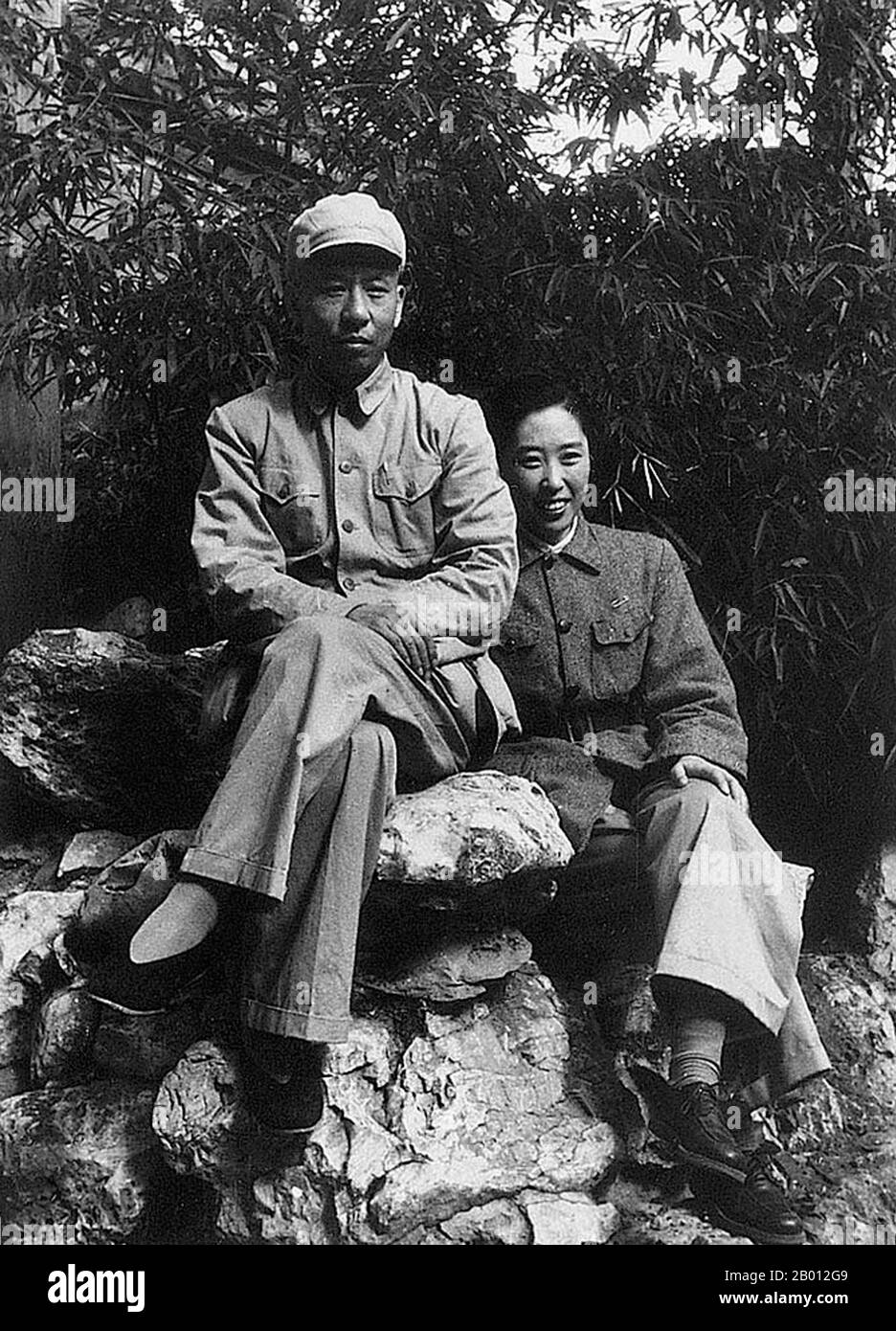 China: Liu Shaoqi mit seiner Frau Wang Guangmei in den parfümierten Hügeln vor Peking, c. 1949. Liu Shaoqi (Liu Shao-ch'i, 24. November 1898 – 12. November 1969) war ein chinesischer Revolutionär, Staatsmann und Theoretiker. Er war vom 27. April 1959 bis zum 31. Oktober 1968 Vorsitzender der Volksrepublik China, Chinas Staatsoberhaupt, während dessen er die Politik des wirtschaftlichen Wiederaufbaus in China umsetzte. Er fiel in den späten 1960er Jahren während der Kulturrevolution wegen seiner wahrgenommenen 'rechten' Ansichten aus der Gunst und, so wird es theoretisch, weil Mao Liu als Bedrohung seiner Macht betrachtete. Stockfoto