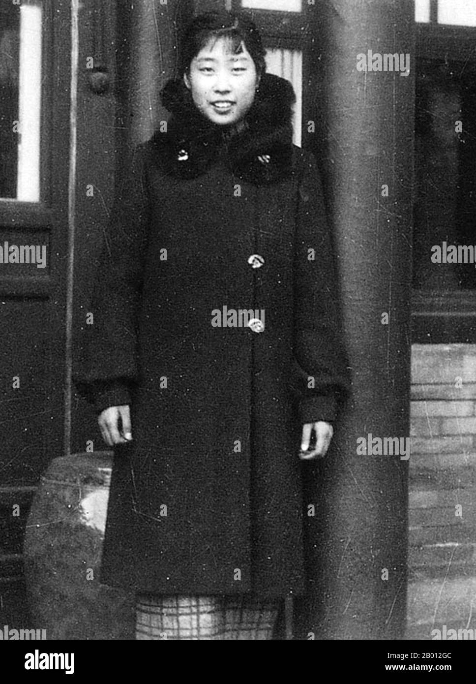 China: Ein junger Wang Guangmei (1921-2006), First Lady der Volksrepublik China (1959-1968). Wang Guangmei (26. September 1921 - 13. Oktober 2006) war eine angesehene chinesische Politikerin, Philanthropin und First Lady, die Frau von Liu Shaoqi, die von 1959 bis 1968 als Präsidentin der Volksrepublik diente. Stockfoto
