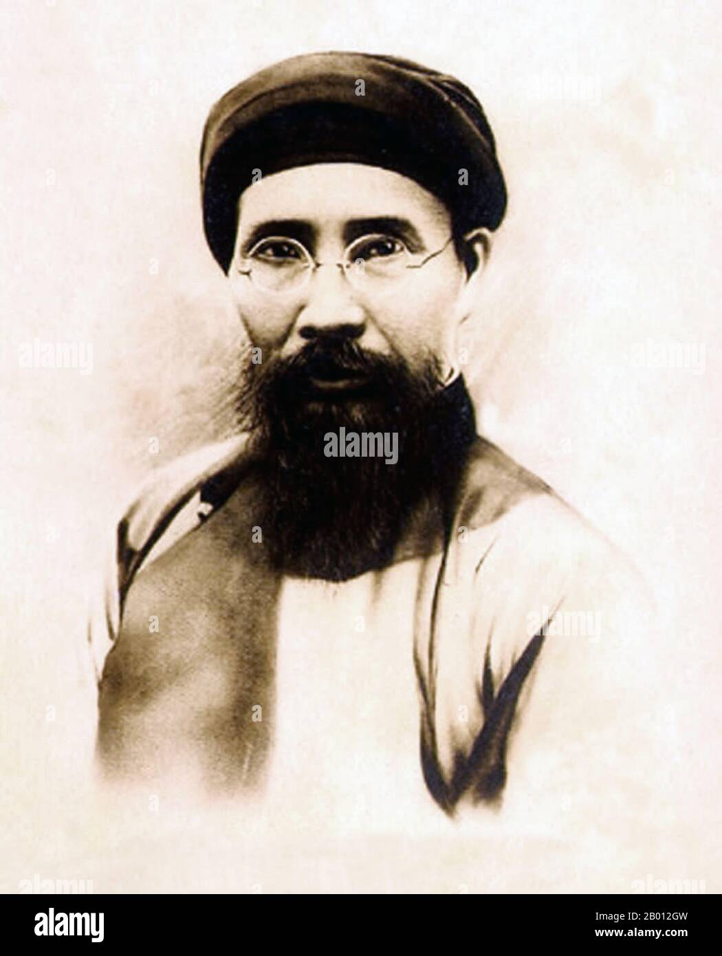 Vietnam: Phan Boi Chau (1867-1940), vietnamesischer Nationalist und Revolutionär. Phan Boi Chau ( 26. Dezember 1867 – 29. Oktober 1940) war ein Pionier des vietnamesischen Nationalismus des 20. Jahrhunderts. 1903 gründete er eine revolutionäre Organisation namens Reformation Society (Duy Tan Hoi). Von 1905 bis 1908 lebte er in Japan, wo er politische Schriften schrieb, die zur Befreiung Vietnams vom französischen Kolonialregime aufriefen. Nachdem er Japan verlassen musste, zog er nach China, wo er von Sun Yat-Sen beeinflusst wurde. Er gründete eine neue Gruppe namens Vietnamese Restoration League. Stockfoto