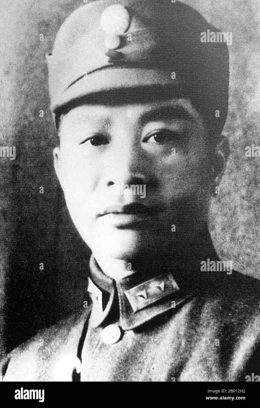 China: Ye Ting (1896-1946), geboren in Guangdong, war ein chinesischer kommunistischer Militärführer. Ye Ting trat der Kuomintang bei, als Sun Yat-sen sie 1919 gründete (die Kuomintang existierte vor 1919, wurde aber als chinesische revolutionäre Partei bezeichnet) und war ab 1921 Bataillonskommandeur in der Nationalen Revolutionsarmee. 1924 studierte er in der Sowjetunion und trat im Dezember dieses Jahres der Kommunistischen Partei Chinas bei. Im September 1925 kehrte er nach China zurück, um zunächst als Stabsoffizier, dann als unabhängiger Regimentskommandeur in der Neuen Vierten Armee der Nationalen Revolutionären Armee zu dienen. Stockfoto