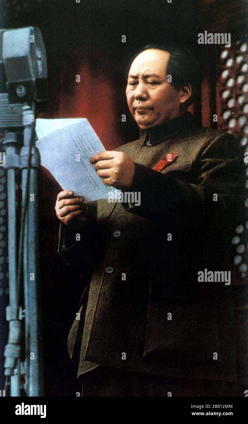 China: Mao Zedong kündigt am 1. Oktober 1949 die Gründung der Volksrepublik China auf dem Platz des Himmlischen Friedens in Peking an. Mao Zedong, ebenfalls Mao Tse-tung (26. Dezember 1893 – 9. September 1976), war ein chinesischer kommunistischer Revolutionär, Guerillakämpfer, Stratege, Autor, politischer Theoretiker und Führer der chinesischen Revolution. Allgemein als Vorsitzender Mao bezeichnet, war er seit seiner Gründung im Jahr 1949 der Architekt der Volksrepublik China (PRC) und hatte bis zu seinem Tod im Jahr 1976 die autoritäre Kontrolle über die Nation. Stockfoto
