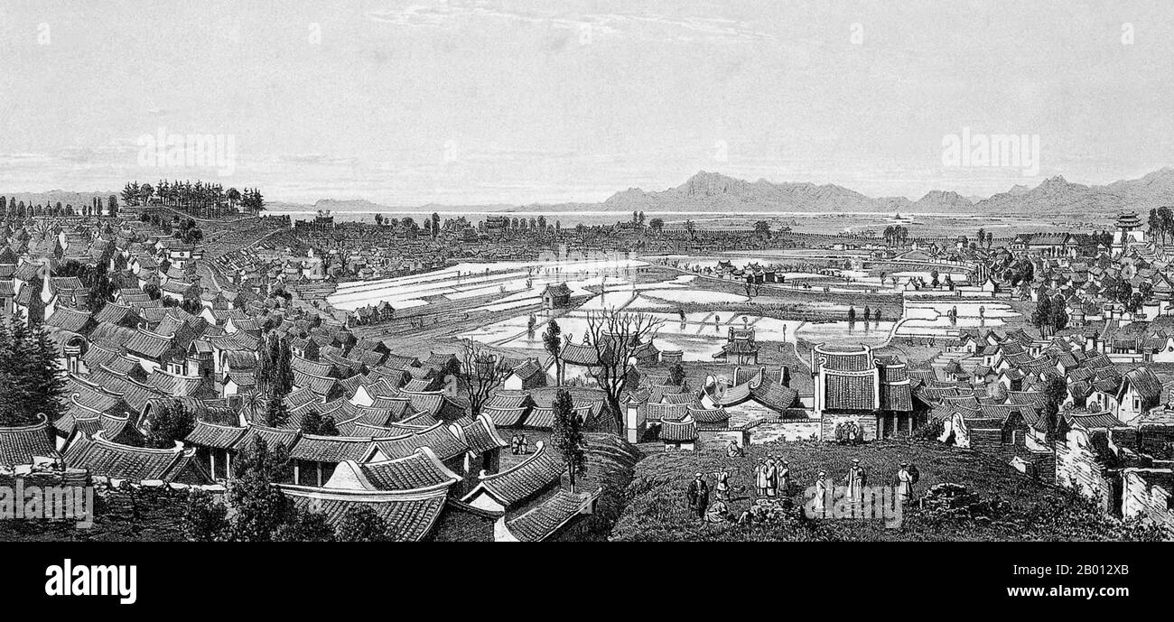 China: Die Stadt Kunming, Hauptstadt der Provinz Yunnan. Stich von Louis Delaporte (1842-1925), 1868. Am Ufer des Dian-Sees erbaut und von Kalksteinbergen umgeben, war Kunming eine wichtige alte Handelsroute zwischen Tibet, China und Südostasien. Die Stadt, damals Yunnanfu genannt, litt unter den Händen des Rebellenführers Du Wenxiu, des Sultans von Dali, der die Stadt zwischen 1858 und 1868 mehrmals attackierte und belagerte und dabei die meisten buddhistischen Tempel der Stadt zerstörte. In den 1890er Jahren wurden bei einem Aufstand gegen die Arbeitsbedingungen auf der Eisenbahnlinie Kunming-Haiphong 300,000 Arbeiter hingerichtet. Stockfoto
