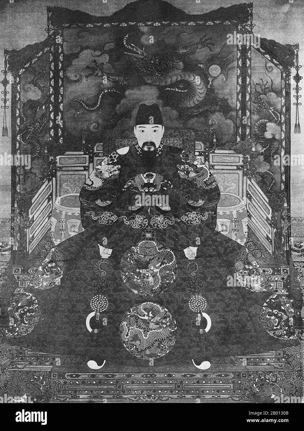 China: Kaiser Hongzhi (30. Juli 1470 - 9. Juni 1505), 10. Herrscher der Ming-Dynastie (r. 1487-1505). Hängende Schriftrolle, 15.-17. Jahrhundert. Der Hongzhi-Kaiser (1470-1505), der persönliche Name Zhu Youcheng und der Tempelname Xiaozong, war der 10. Kaiser der Ming-Dynastie. Als Sohn des Chenghua-Imperators wird seine Herrschaft als Kaiser das Silberzeitalter Hongzhi genannt. Sein Zeitname bedeutet „große Regierung“. Er war ein weiser und friedliebender Herrscher, der als einer der größten Ming-Kaiser galt. Hongzhi nahm nur eine Kaiserin und hatte keine Konkubine. Er bleibt der einzige monogame Kaiser in der chinesischen Geschichte. Stockfoto