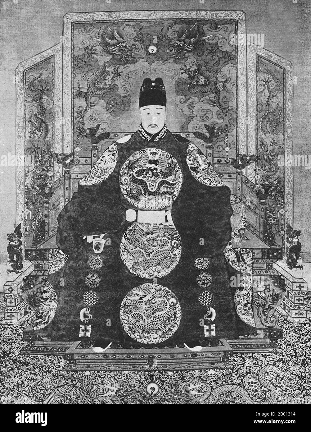 China: Kaiser Longqing (4. März 1537 - 5. Juli 1572), 13. Herrscher der Ming-Dynastie (r. 1567-1572). Hängende Schriftrolle, 16.-17. Jahrhundert. Der Longqing-Kaiser (1537-1572), der persönliche Name Zhu Zaihou und der Tempelname Muzong, war der 13. Kaiser der Ming-Dynastie. Sein Name bedeutet „große Ehre“. Kaiser Longqings Herrschaft dauerte nur sechs Jahre und wurde von seinem Sohn abgelöst. Es wurde gesagt, dass Longqing auch an einer Sprachstörung litt, die ihn zum Stottern und Stottern brachte, wenn er in der Öffentlichkeit sprach. Er gilt allgemein als einer der liberaleren und aufgeschlosseneren Ming-Kaiser. Stockfoto