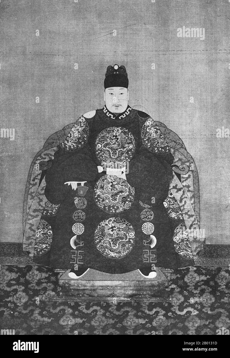 China: Kaiser Wanli (19. Juli 1572 - 18. August 1620), 14. Herrscher der Ming-Dynastie (r. 1572-1620). Hängende Schriftrolle, Porträt, 16.-17. Jahrhundert. Der Wanli-Kaiser (1572-1620), persönlicher Name Zhu Yijun und Tempelname Shenzong, war ein Kaiser der Ming-Dynastie. Sein Zeitname bedeutet „Zehntausend Kalender“. Die Herrschaft des Wanli-Imperators ist repräsentativ für den Niedergang der Ming. Er war ein unmotivierter und gieriger Herrscher, dessen Herrschaft von fiskalischen Problemen, militärischem Druck und wütenden Bürokraten geplagt wurde. Während der letzten Jahre von Wanlis Herrschaft begannen die Mandschu, Grenzüberfälle durchzuführen. Stockfoto