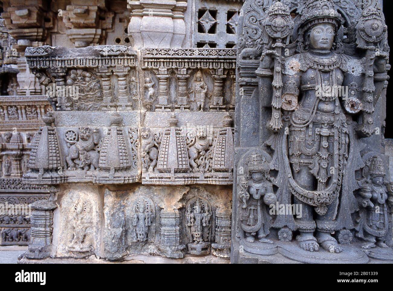 Indien: Chennakesava-Tempel, Somnathpura, in der Nähe von Mysore, Karnataka. Der Chennakesava-Tempel ist eines der schönsten Beispiele der Hoysala-Architektur. Dieser Tempel wurde 1268 von Soma, einem Dandanayaka (Kommandanten) unter Hoysala-König Narasimha III. Erbaut, als das Hoysala-Reich die Hauptmacht in Südindien war. Das Hoysala-Reich war ein prominentes südindisches Kannadiga-Reich, das den Großteil des heutigen Staates Karnataka zwischen dem 10. Und dem 14. Jahrhundert regierte. Stockfoto
