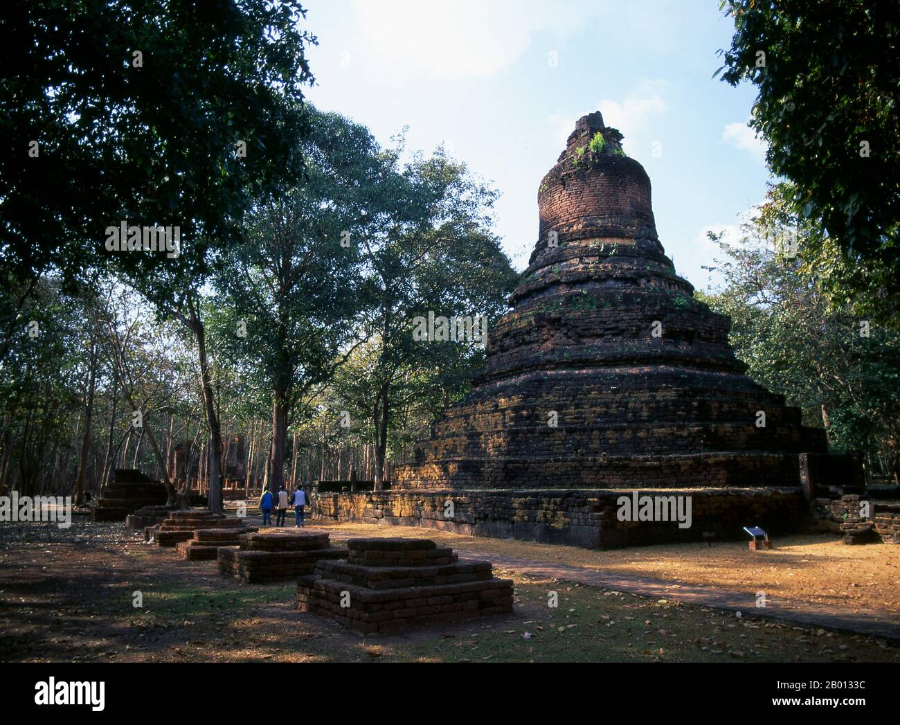 Thailand: Chedi in der Nähe von Wat Sri Iriyabot, Kamphaeng Phet Historical Park. Der Kamphaeng Phet Historical Park im Zentrum Thailands war einst Teil des Sukhothai-Königreichs, das im 13. Und 14. Jahrhundert n. Chr. blühte. Das Königreich Sukhothai war das erste der thailändischen Königreiche. Stockfoto