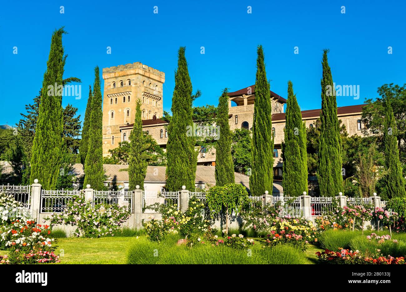 Garten und Pension in der Kathedrale von Tiflis in Georgien Stockfoto