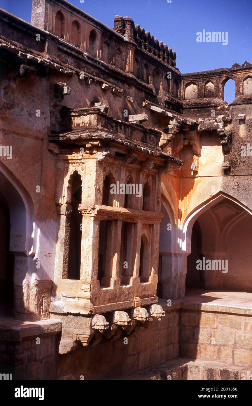 Indien: Queen's Bath, Hampi, Bundesstaat Karnataka. Das Queen's Bath ist Teil der Royal Enclosure und der Tank (Pool) in der Mitte wird angenommen, dass er mit Parfüms und Blumen gefüllt wurde. Hampi ist ein Dorf im nördlichen Bundesstaat Karnataka. Es befindet sich in den Ruinen von Vijayanagara, der ehemaligen Hauptstadt des Vijayanagara-Reiches. Vor der Stadt Vijayanagara ist es weiterhin ein wichtiges religiöses Zentrum, in dem der Virupaksha-Tempel sowie mehrere andere Denkmäler der Altstadt untergebracht sind. Stockfoto