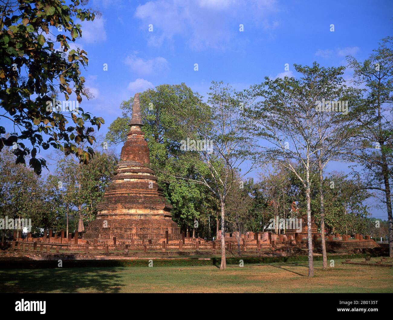 Thailand: Wat Phra That, Kamphaeng Phet Historical Park. Der Kamphaeng Phet Historical Park im Zentrum Thailands war einst Teil des Sukhothai-Königreichs, das im 13. Und 14. Jahrhundert n. Chr. blühte. Das Königreich Sukhothai war das erste der thailändischen Königreiche. Stockfoto