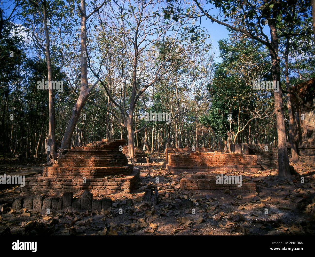 Thailand: Tempelruinen im Kamphaeng Phet Historical Park. Der Kamphaeng Phet Historical Park im Zentrum Thailands war einst Teil des Sukhothai-Königreichs, das im 13. Und 14. Jahrhundert n. Chr. blühte. Das Königreich Sukhothai war das erste der thailändischen Königreiche. Stockfoto