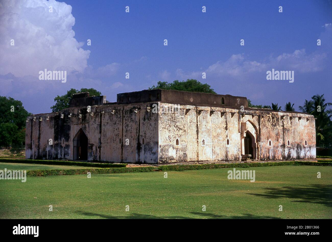 Indien: Queen's Bath, Hampi, Bundesstaat Karnataka. Das Queen's Bath ist Teil der Royal Enclosure und der Tank (Pool) in der Mitte wird angenommen, dass er mit Parfüms und Blumen gefüllt wurde. Hampi ist ein Dorf im nördlichen Bundesstaat Karnataka. Es befindet sich in den Ruinen von Vijayanagara, der ehemaligen Hauptstadt des Vijayanagara-Reiches. Vor der Stadt Vijayanagara ist es weiterhin ein wichtiges religiöses Zentrum, in dem der Virupaksha-Tempel sowie mehrere andere Denkmäler der Altstadt untergebracht sind. Stockfoto