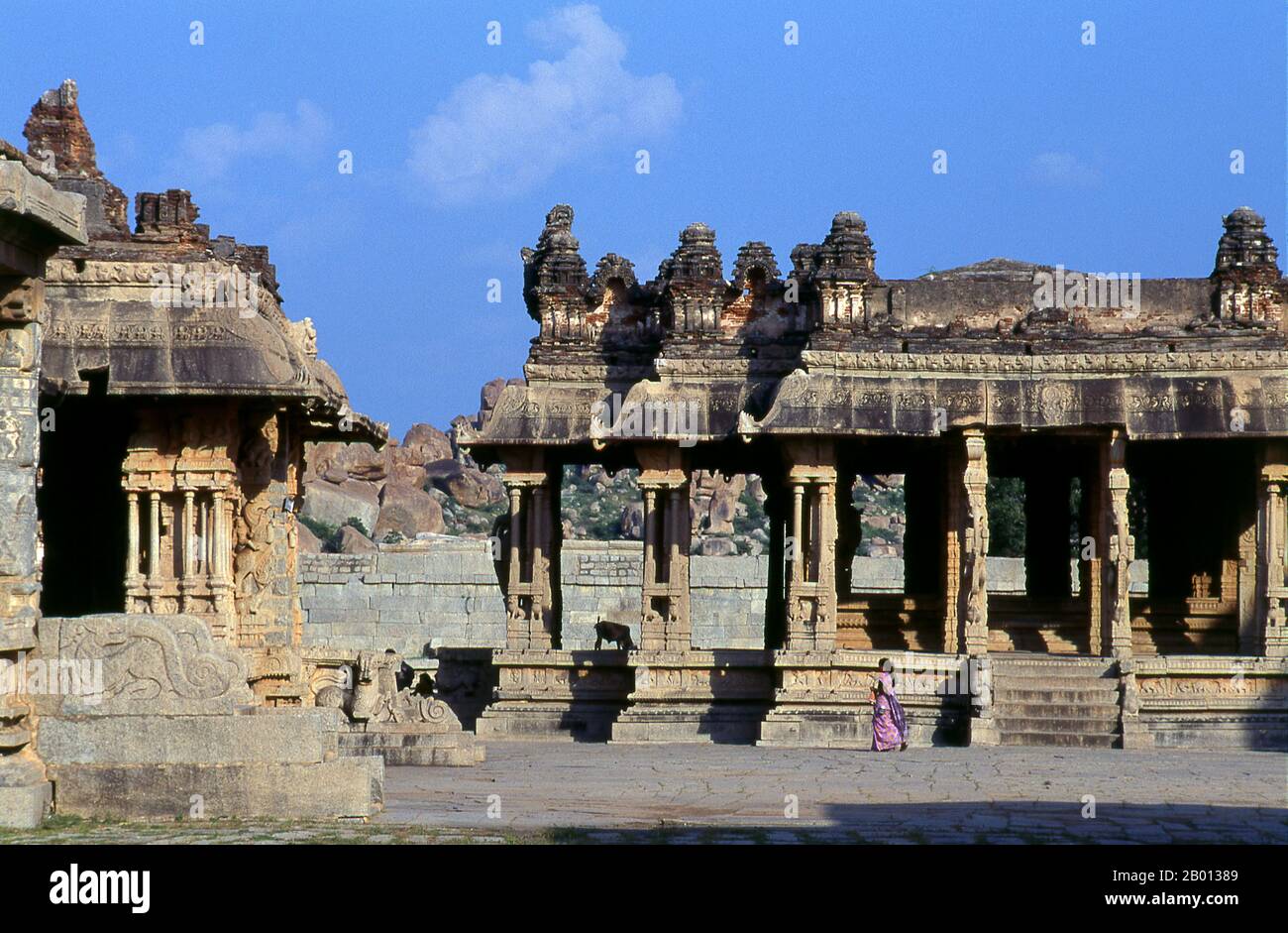 Indien: Mandapas (Säulenhallen) im Vitthala-Tempel, Hampi, Bundesstaat Karnataka. Der Vittala-Tempel, der im frühen 16. Jahrhundert erbaut wurde, ist dem Hindu-gott Vithoba (auch bekannt als Vitthala und Panduranga) gewidmet, einer Inkarnation von Vishnu oder seinem Avatar Krishna. Hampi ist ein Dorf im nördlichen Bundesstaat Karnataka. Es befindet sich in den Ruinen von Vijayanagara, der ehemaligen Hauptstadt des Vijayanagara-Reiches. Vor der Stadt Vijayanagara ist es weiterhin ein wichtiges religiöses Zentrum, in dem der Virupaksha-Tempel sowie mehrere andere Denkmäler der Altstadt untergebracht sind. Stockfoto