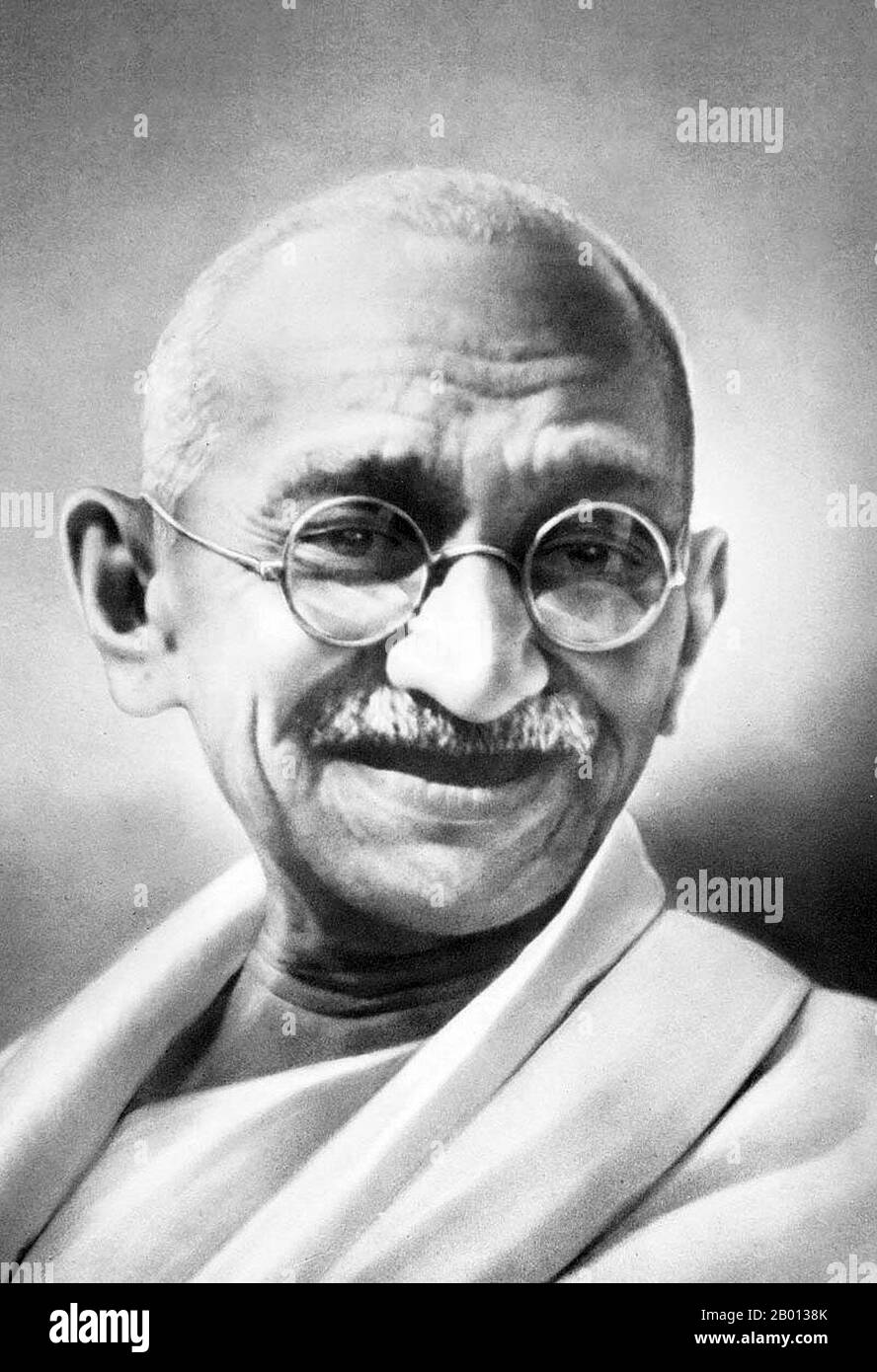 Indien: Mohandas Karamchand Gandhi (2. Oktober 1869 – 30. Januar 1948), herausragender politischer und ideologischer Führer der indischen Unabhängigkeitsbewegung. Mahatma Gandhi (1869-1948) war der herausragende politische und ideologische Führer Indiens während der indischen Unabhängigkeitsbewegung. Er war der Pionier bei Satyagraha. Dies wird definiert als Widerstand gegen Tyrannei durch zivilen Massenungehorsam, eine Philosophie, die fest auf Ahimsa gründet, oder als totale Gewaltlosigkeit. Dieses Konzept half Indien, Unabhängigkeit zu erlangen und inspirierte Bewegungen für Bürgerrechte und Freiheit auf der ganzen Welt. Stockfoto