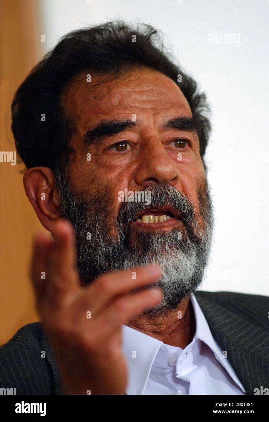 Irak: Saddam Hussein, Präsident des Irak (r. 1979-2003), während seines Prozesses am 1. Juli 2004. Saddam Hussein Abd al-Majid al-Tikriti (28. April 1937 – 30. Dezember 2006) war Präsident des Irak. Als führendes Mitglied der revolutionären Baath-Partei, die eine Mischung aus arabischem Nationalismus und arabischem Sozialismus befürwortete, spielte Saddam eine Schlüsselrolle beim Putsch von 1968, der die Partei an die langfristige Macht brachte. Als Präsident behielt Saddam die Macht während des Iran-Irak-Krieges von 1980 bis 1988 und während des Persischen Golfkrieges von 1991 aufrecht. Er wurde 2003 von den USA abgesetzt und am 30. Dezember 2006 hingerichtet. Stockfoto