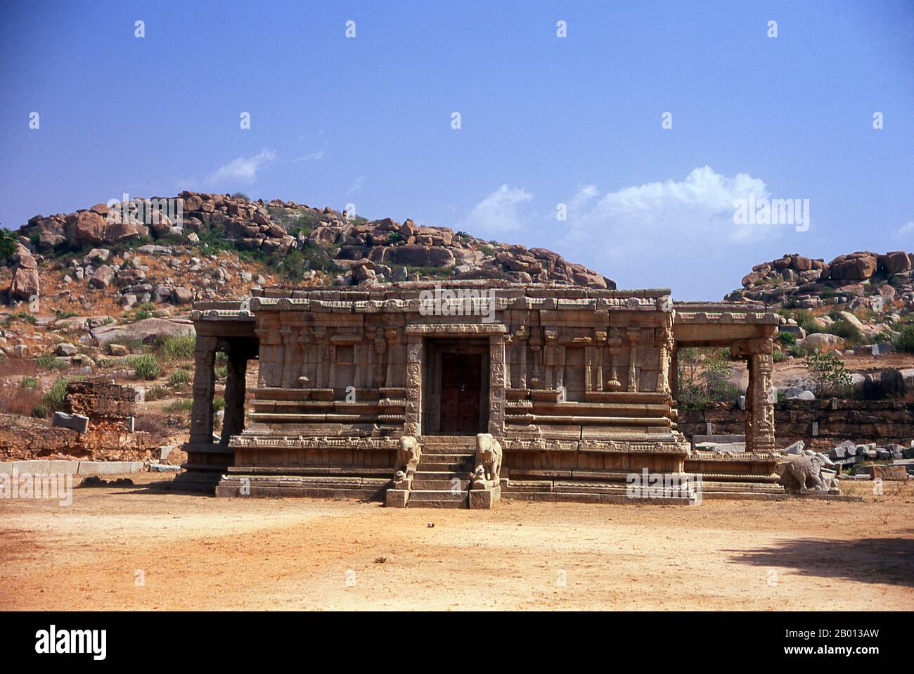Indien: Pavillon in der Nähe des Vitthala-Tempels, Hampi, Karnataka State. Der Vittala-Tempel, der im frühen 16. Jahrhundert erbaut wurde, ist dem Hindu-gott Vithoba (auch bekannt als Vitthala und Panduranga) gewidmet, einer Inkarnation von Vishnu oder seinem Avatar Krishna. Hampi ist ein Dorf im nördlichen Bundesstaat Karnataka. Es befindet sich in den Ruinen von Vijayanagara, der ehemaligen Hauptstadt des Vijayanagara-Reiches. Vor der Stadt Vijayanagara ist es weiterhin ein wichtiges religiöses Zentrum, in dem der Virupaksha-Tempel sowie mehrere andere Denkmäler der Altstadt untergebracht sind. Stockfoto