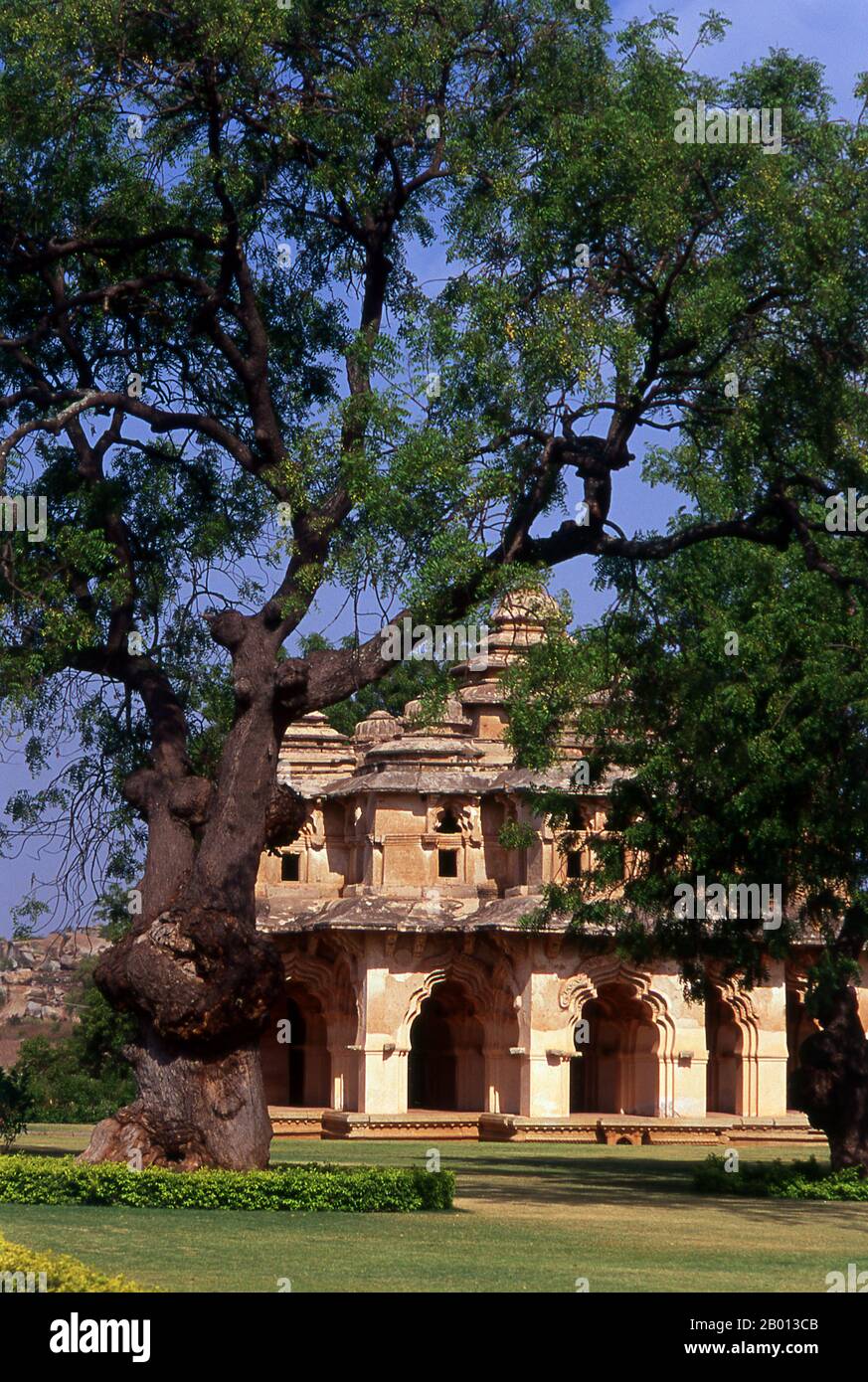 Indien: Lotus Mahal, Zenana Enclosure, Hampi, Bundesstaat Karnataka. Der Lotus Mahal ist eine Konstruktion aus der späteren Vijayanagara-Zeit und zeigt islamischen Einfluss in seinen gewölbten Toren und gewölbten Decken. Das Zenana-Gehäuse ist ein ummauertes Gelände, in dem ursprünglich die Frauen des königlichen Haushalts untergebracht waren. Hampi ist ein Dorf im nördlichen Bundesstaat Karnataka. Es befindet sich in den Ruinen von Vijayanagara, der ehemaligen Hauptstadt des Vijayanagara-Reiches. Vor der Stadt Vijayanagara ist es weiterhin ein wichtiges religiöses Zentrum, in dem der Virupaksha-Tempel sowie mehrere andere Denkmäler untergebracht sind. Stockfoto