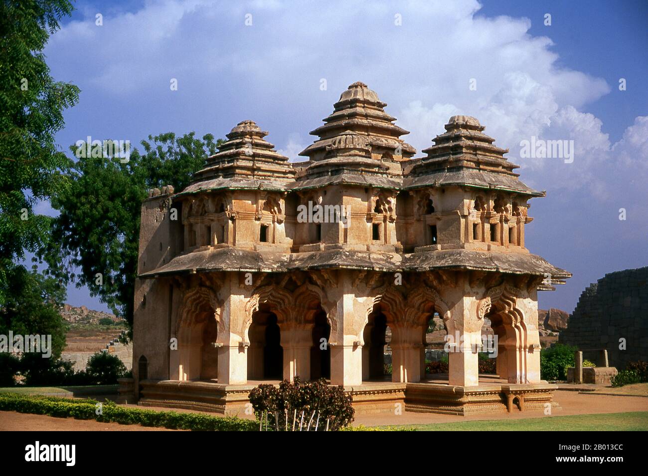 Indien: Lotus Mahal, Zenana Enclosure, Hampi, Bundesstaat Karnataka. Der Lotus Mahal ist eine Konstruktion aus der späteren Vijayanagara-Zeit und zeigt islamischen Einfluss in seinen gewölbten Toren und gewölbten Decken. Das Zenana-Gehäuse ist ein ummauertes Gelände, in dem ursprünglich die Frauen des königlichen Haushalts untergebracht waren. Hampi ist ein Dorf im nördlichen Bundesstaat Karnataka. Es befindet sich in den Ruinen von Vijayanagara, der ehemaligen Hauptstadt des Vijayanagara-Reiches. Vor der Stadt Vijayanagara ist es weiterhin ein wichtiges religiöses Zentrum, in dem der Virupaksha-Tempel sowie mehrere andere Denkmäler untergebracht sind. Stockfoto
