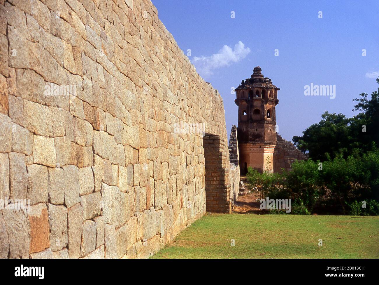 Indien: Ein Wachturm am Zenana Enclosure, Hampi, Bundesstaat Karnataka. Das Zenana-Gehäuse ist ein ummauertes Gelände, in dem ursprünglich die Frauen des königlichen Haushalts untergebracht waren. Hampi ist ein Dorf im nördlichen Bundesstaat Karnataka. Es befindet sich in den Ruinen von Vijayanagara, der ehemaligen Hauptstadt des Vijayanagara-Reiches. Vor der Stadt Vijayanagara ist es weiterhin ein wichtiges religiöses Zentrum, in dem der Virupaksha-Tempel sowie mehrere andere Denkmäler der Altstadt untergebracht sind. Stockfoto