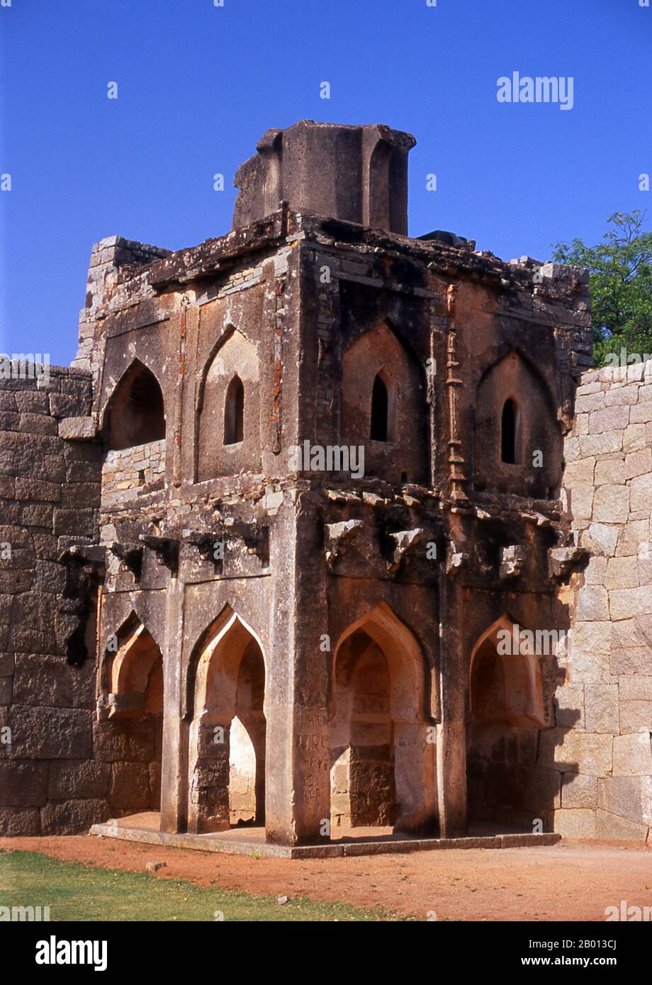 Indien: Ein Teil des Zenana-Gehäuses, Hampi, Bundesstaat Karnataka. Das Zenana-Gehäuse ist ein ummauertes Gelände, in dem ursprünglich die Frauen des königlichen Haushalts untergebracht waren. Hampi ist ein Dorf im nördlichen Bundesstaat Karnataka. Es befindet sich in den Ruinen von Vijayanagara, der ehemaligen Hauptstadt des Vijayanagara-Reiches. Vor der Stadt Vijayanagara ist es weiterhin ein wichtiges religiöses Zentrum, in dem der Virupaksha-Tempel sowie mehrere andere Denkmäler der Altstadt untergebracht sind. Stockfoto