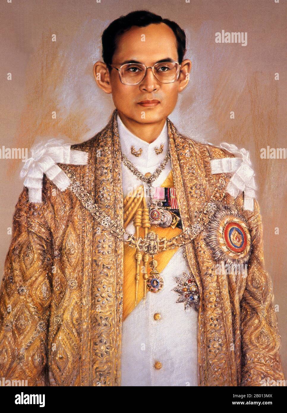 Thailand: König Rama IX., Bhumibol Adulyadej (5. Dezember 1927 – 13. Oktober 2016), 9. Monarch der Chakri-Dynastie. Öl auf Leinwand, 20. Jahrhundert. Bhumibol Adulyadej (Phumiphon Adunyadet) war der 9. König von Thailand. Er war bekannt als Rama IX, und innerhalb der thailändischen königlichen Familie und enge Mitarbeiter einfach als Lek. Nachdem er seit dem 9. Juni 1946 regierte, war er einer der dienstältesten Staatsoberhäupter der Welt und der am längsten regierende Monarch in der thailändischen Geschichte. Stockfoto