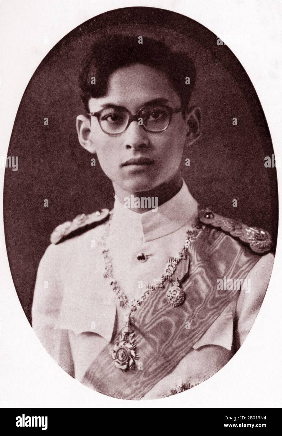 Thailand: König Rama IX, Bhumibol Adulyadej (5. Dezember 1927 – 13. Oktober 2016), 9. Monarch der Chakri-Dynastie, c. 1945. Bhumibol Adulyadej (Phumiphon Adunyadet) war der 9. König von Thailand. Er war bekannt als Rama IX, und innerhalb der thailändischen königlichen Familie und enge Mitarbeiter einfach als Lek. Nachdem er seit dem 9. Juni 1946 regierte, war er einer der dienstältesten Staatsoberhäupter der Welt und der am längsten regierende Monarch in der thailändischen Geschichte. Stockfoto
