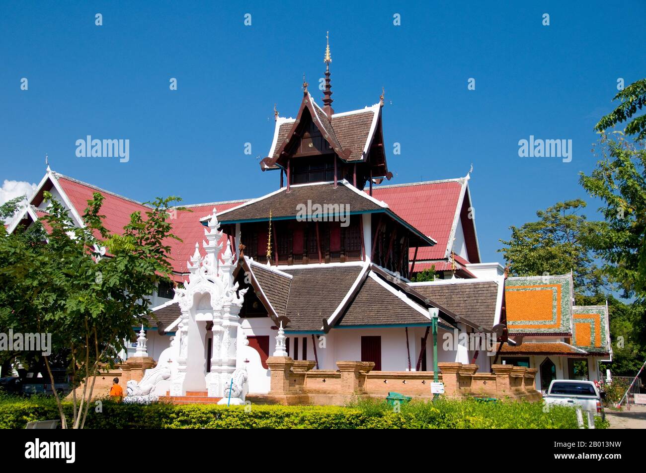 Thailand: Lanna-Stil Ucosot innerhalb des Wat Chedi Luang Komplexes, Wat Chedi Luang, Chiang Mai. Wat Chedi Luang übersetzt wörtlich aus dem Thailändischen als ‘Kloster der Großen Stupa’. Der Bau des Tempels begann am Ende des 14. Jahrhunderts, als das Königreich Lan Na in seiner Blüte stand. König Saen Muang Ma (1385-1401) beabsichtigte es als Ort eines großen Reliquienschreines, um die Asche seines Vaters, König Ku Na (1355-85), zu vereinigen. Heute ist es der Ort der Lak Muang oder Stadtsäule. Die jährliche Inthakin-Zeremonie findet innerhalb der Grenzen des Tempels statt. Stockfoto