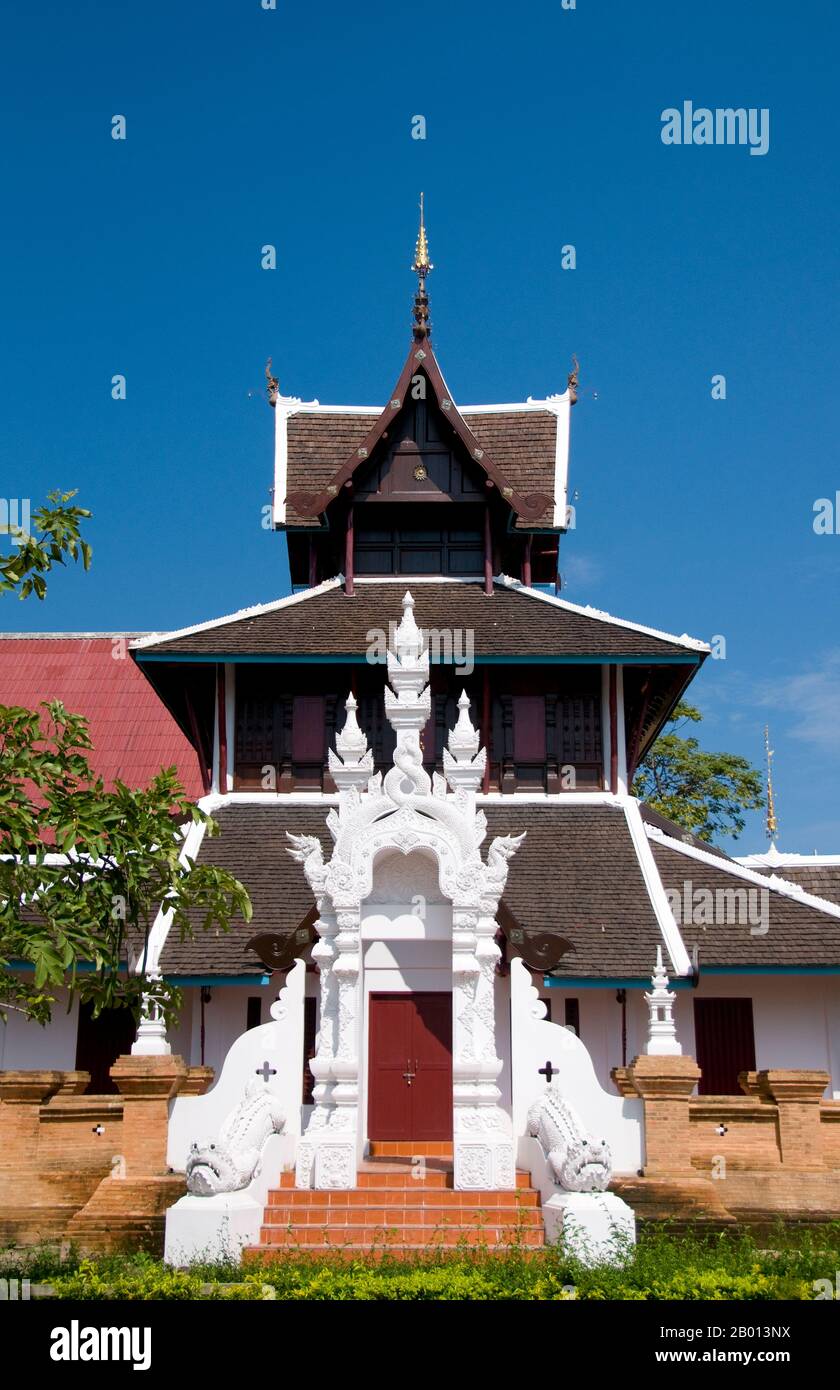 Thailand: Lanna-Stil Ucosot innerhalb des Wat Chedi Luang Komplexes, Wat Chedi Luang, Chiang Mai. Wat Chedi Luang übersetzt wörtlich aus dem Thailändischen als ‘Kloster der Großen Stupa’. Der Bau des Tempels begann am Ende des 14. Jahrhunderts, als das Königreich Lan Na in seiner Blüte stand. König Saen Muang Ma (1385-1401) beabsichtigte es als Ort eines großen Reliquienschreines, um die Asche seines Vaters, König Ku Na (1355-85), zu vereinigen. Heute ist es der Ort der Lak Muang oder Stadtsäule. Die jährliche Inthakin-Zeremonie findet innerhalb der Grenzen des Tempels statt. Stockfoto