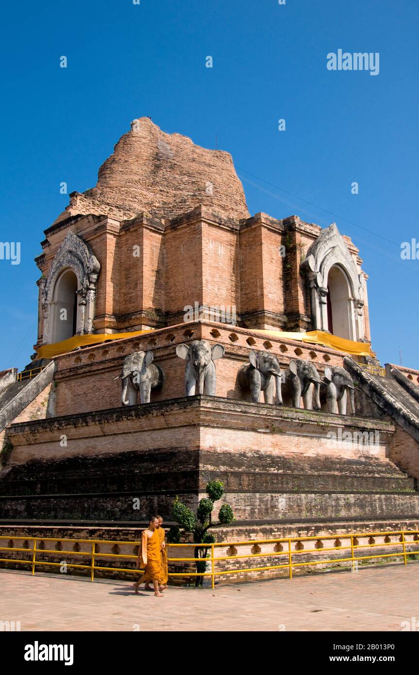 Thailand: Der Hauptchedi, Wat Chedi Luang, Chiang Mai. Wat Chedi Luang übersetzt wörtlich aus dem Thailändischen als ‘Kloster der Großen Stupa’. Der Bau des Tempels begann am Ende des 14. Jahrhunderts, als das Königreich Lan Na in seiner Blüte stand. König Saen Muang Ma (1385-1401) beabsichtigte es als Ort eines großen Reliquienschreines, um die Asche seines Vaters, König Ku Na (1355-85), zu vereinigen. Heute ist es der Ort der Lak Muang oder Stadtsäule. Die jährliche Inthakin-Zeremonie findet innerhalb der Grenzen des Tempels statt. Stockfoto