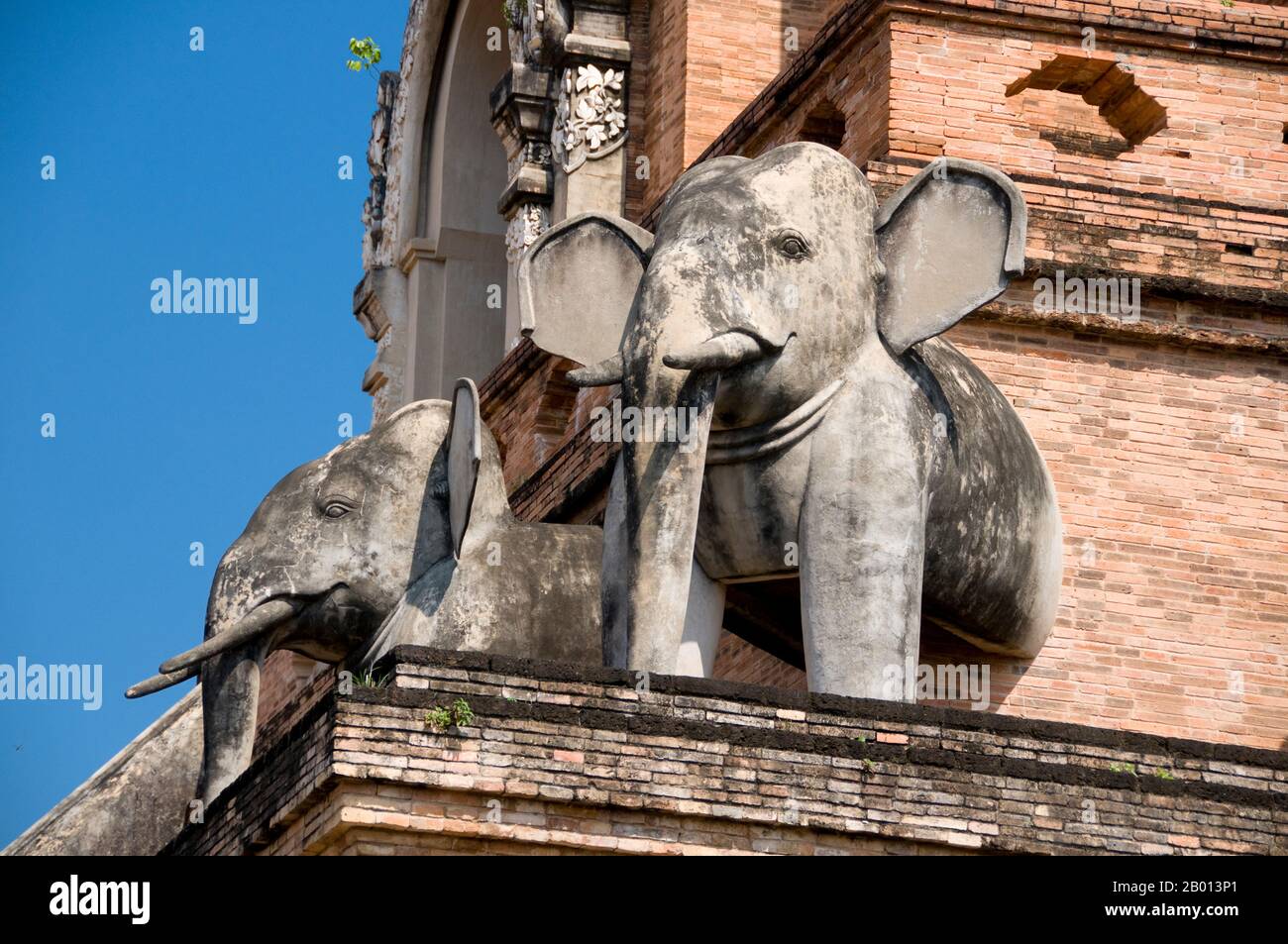 Thailand: Elefanten schmücken den Hauptchedi, Wat Chedi Luang, Chiang Mai. Wat Chedi Luang übersetzt wörtlich aus dem Thailändischen als ‘Kloster der Großen Stupa’. Der Bau des Tempels begann am Ende des 14. Jahrhunderts, als das Königreich Lan Na in seiner Blüte stand. König Saen Muang Ma (1385-1401) beabsichtigte es als Ort eines großen Reliquienschreines, um die Asche seines Vaters, König Ku Na (1355-85), zu vereinigen. Heute ist es der Ort der Lak Muang oder Stadtsäule. Die jährliche Inthakin-Zeremonie findet innerhalb der Grenzen des Tempels statt. Stockfoto