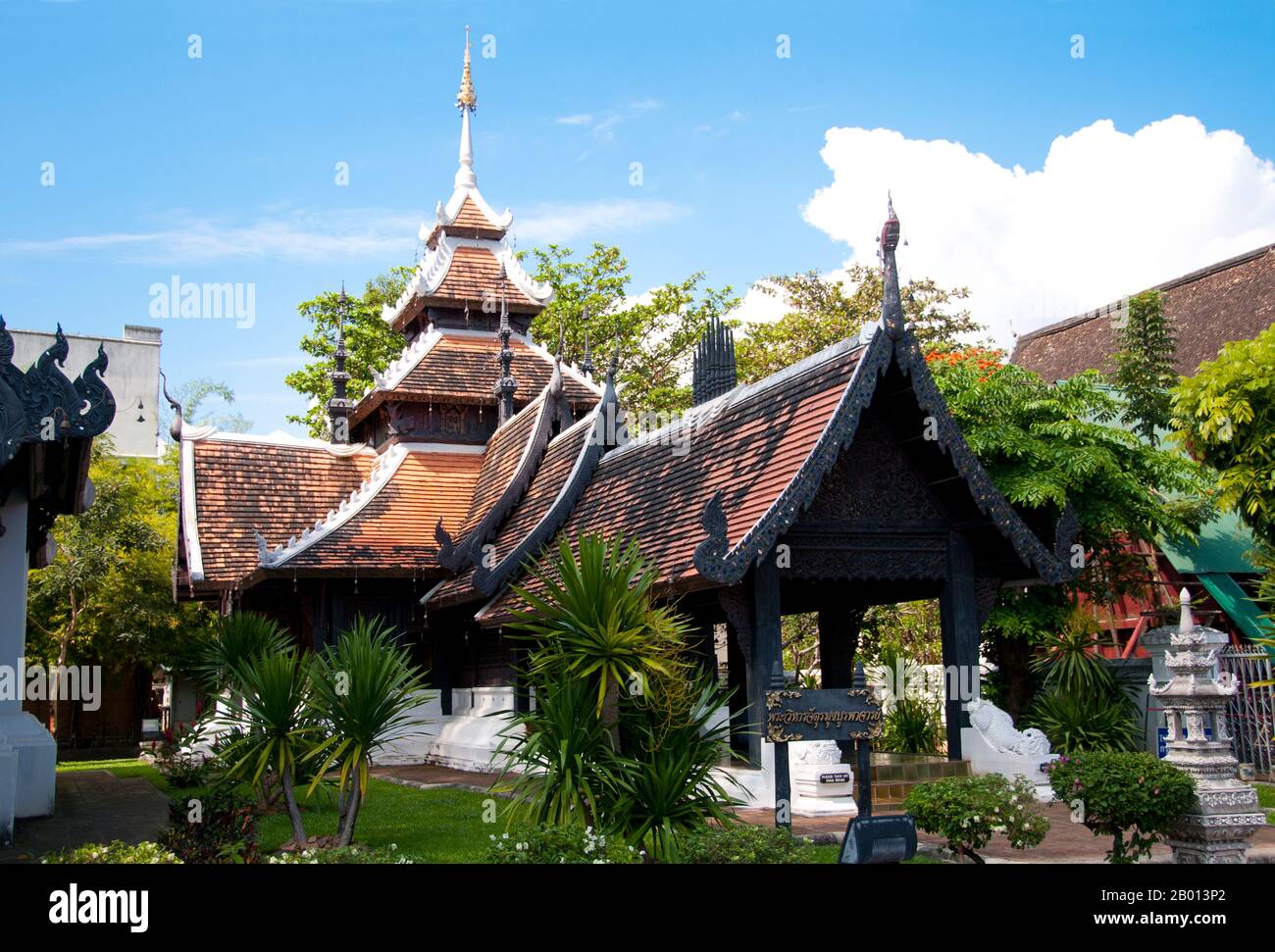 Thailand: Phra Viharn Chatumuk Boraphachan, Wat Chedi Luang, Chiang Mai. Wat Chedi Luang übersetzt wörtlich aus dem Thailändischen als ‘Kloster der Großen Stupa’. Der Bau des Tempels begann am Ende des 14. Jahrhunderts, als das Königreich Lan Na in seiner Blüte stand. König Saen Muang Ma (1385-1401) beabsichtigte es als Ort eines großen Reliquienschreines, um die Asche seines Vaters, König Ku Na (1355-85), zu vereinigen. Heute ist es der Ort der Lak Muang oder Stadtsäule. Die jährliche Inthakin-Zeremonie findet innerhalb der Grenzen des Tempels statt. Stockfoto