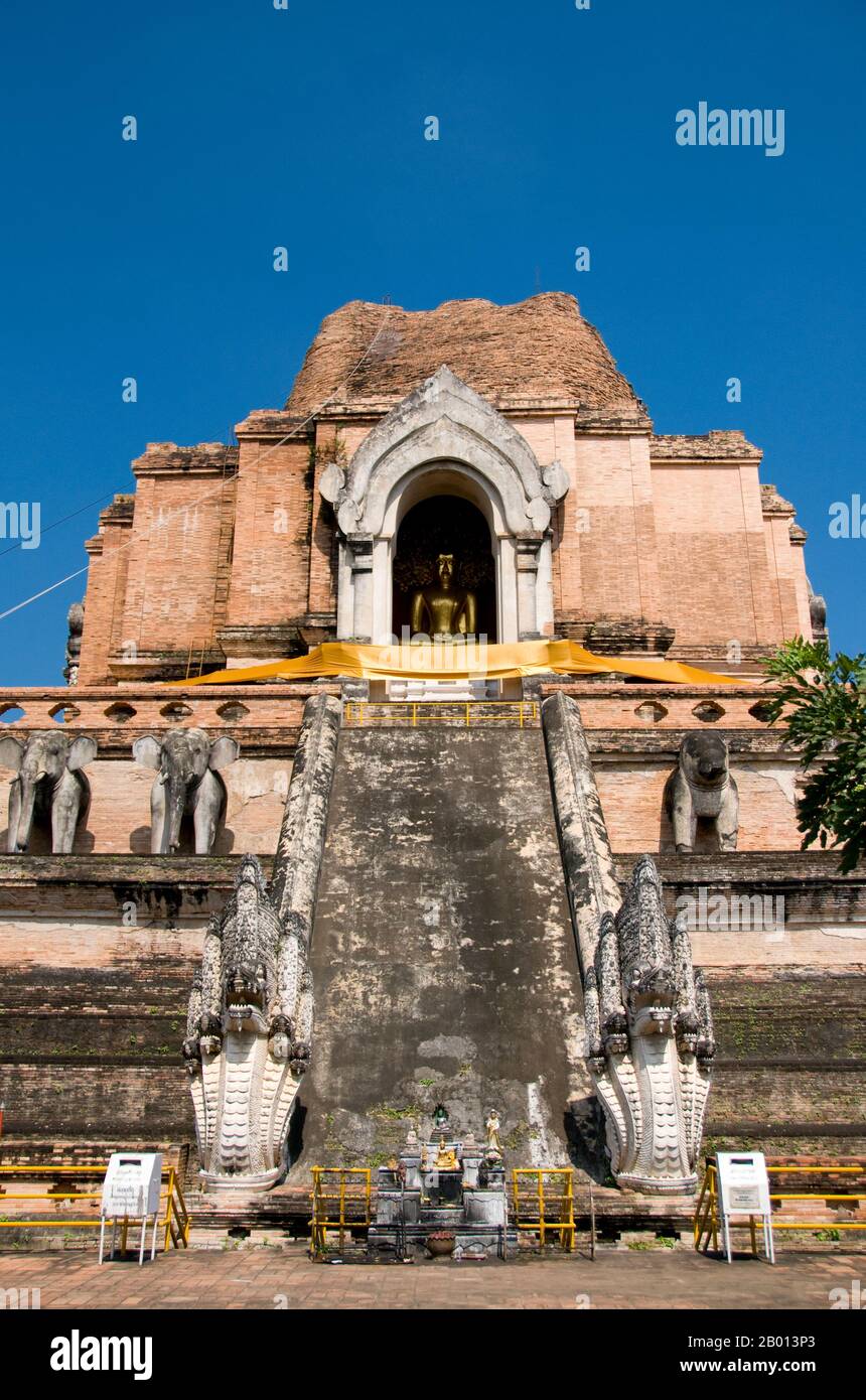 Thailand: Nagas und kleiner Schrein vor dem Hauptchedi, Wat Chedi Luang, Chiang Mai. Wat Chedi Luang übersetzt wörtlich aus dem Thailändischen als ‘Kloster der Großen Stupa’. Der Bau des Tempels begann am Ende des 14. Jahrhunderts, als das Königreich Lan Na in seiner Blüte stand. König Saen Muang Ma (1385-1401) beabsichtigte es als Ort eines großen Reliquienschreines, um die Asche seines Vaters, König Ku Na (1355-85), zu vereinigen. Heute ist es der Ort der Lak Muang oder Stadtsäule. Die jährliche Inthakin-Zeremonie findet innerhalb der Grenzen des Tempels statt. Stockfoto