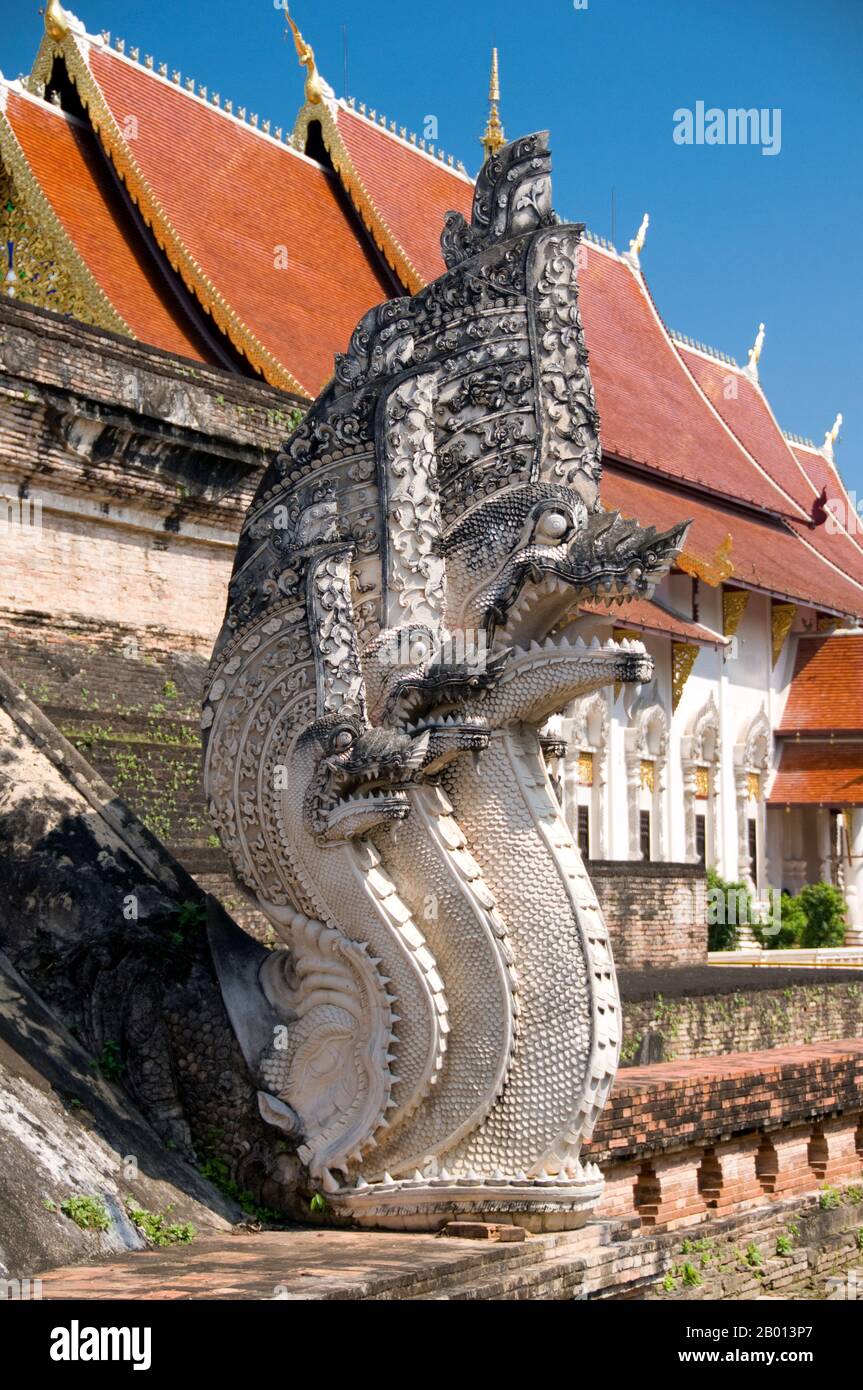 Thailand: Naga auf dem Hauptchedi, Wat Chedi Luang, Chiang Mai. Wat Chedi Luang übersetzt wörtlich aus dem Thailändischen als ‘Kloster der Großen Stupa’. Der Bau des Tempels begann am Ende des 14. Jahrhunderts, als das Königreich Lan Na in seiner Blüte stand. König Saen Muang Ma (1385-1401) beabsichtigte es als Ort eines großen Reliquienschreines, um die Asche seines Vaters, König Ku Na (1355-85), zu vereinigen. Heute ist es der Ort der Lak Muang oder Stadtsäule. Die jährliche Inthakin-Zeremonie findet innerhalb der Grenzen des Tempels statt. Stockfoto