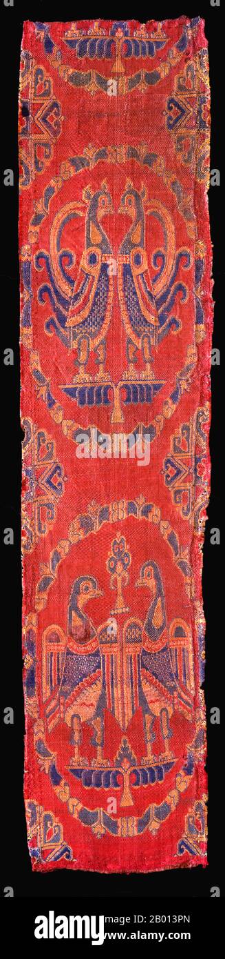 Irak/Iran: Seidenaufhängung mit dekorativen Vogelmotiven, Umayyaden-Kalifat, c. 650-750. Ein Samitum-gewebtes Textil mit paarigen Vögeln, die auf geflügelten Palmetten in Medaillons stehen, möglicherweise Fasanen oder Pfauen und Adlern. Stockfoto