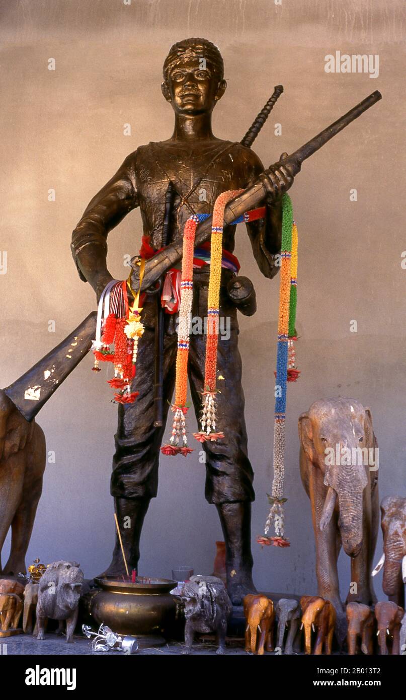 Thailand: Statue des Lokalhelden Chao Tipchang, Lord of Lampang aus dem 19. Jahrhundert, Wat Phra Kaeo Don Tao, Lampang, Provinz Lampang. Lampang wurde ursprünglich während der Dvaravati-Periode des 7. Jahrhunderts gegründet. Nichts bleibt aus diesen frühen Zeiten zurück, aber die Stadt ist reich an Tempeln, von denen viele einen deutlich burmesischen Geschmack haben, da Lampang im 19. Jahrhundert eine beträchtliche birmanische Bevölkerung hatte, von denen die meisten in der Holzfällerindustrie tätig waren. Stockfoto