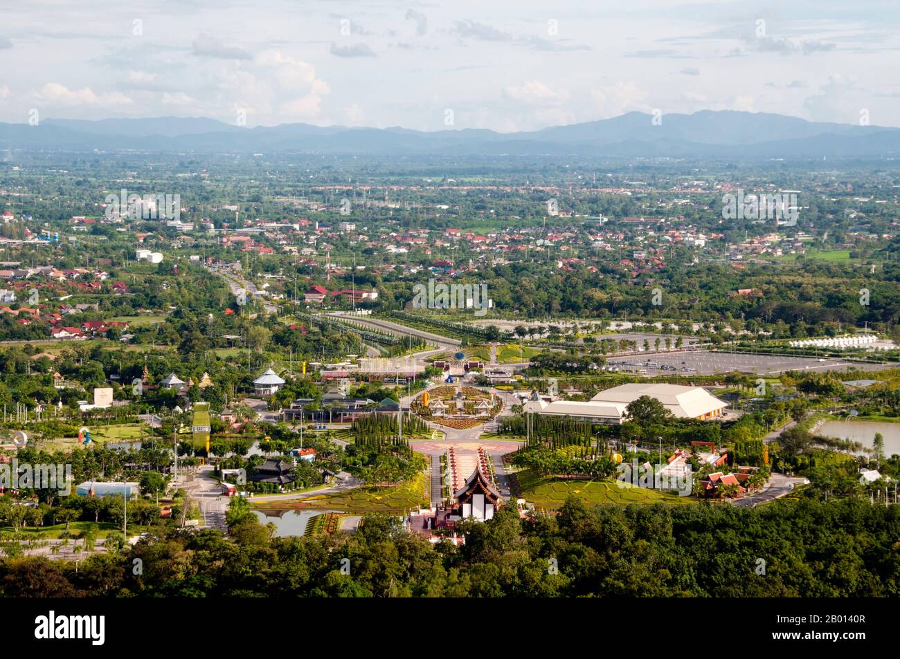 Thailand: Blick vom Balkon des Wat Phrathat Doi Kham, Chiang Mai auf die Royal Flora Ratchaphruek Blumengärten. Chiang Mai (was „neue Stadt“ bedeutet), manchmal auch als „Chiengmai“ oder „Chiangmai“ geschrieben, ist die größte und kulturell bedeutsamste Stadt im Norden Thailands. König Mengrai gründete die Stadt Chiang Mai im Jahr 1296, und es folgte Chiang Rai als Hauptstadt des Lanna Königreichs. Stockfoto