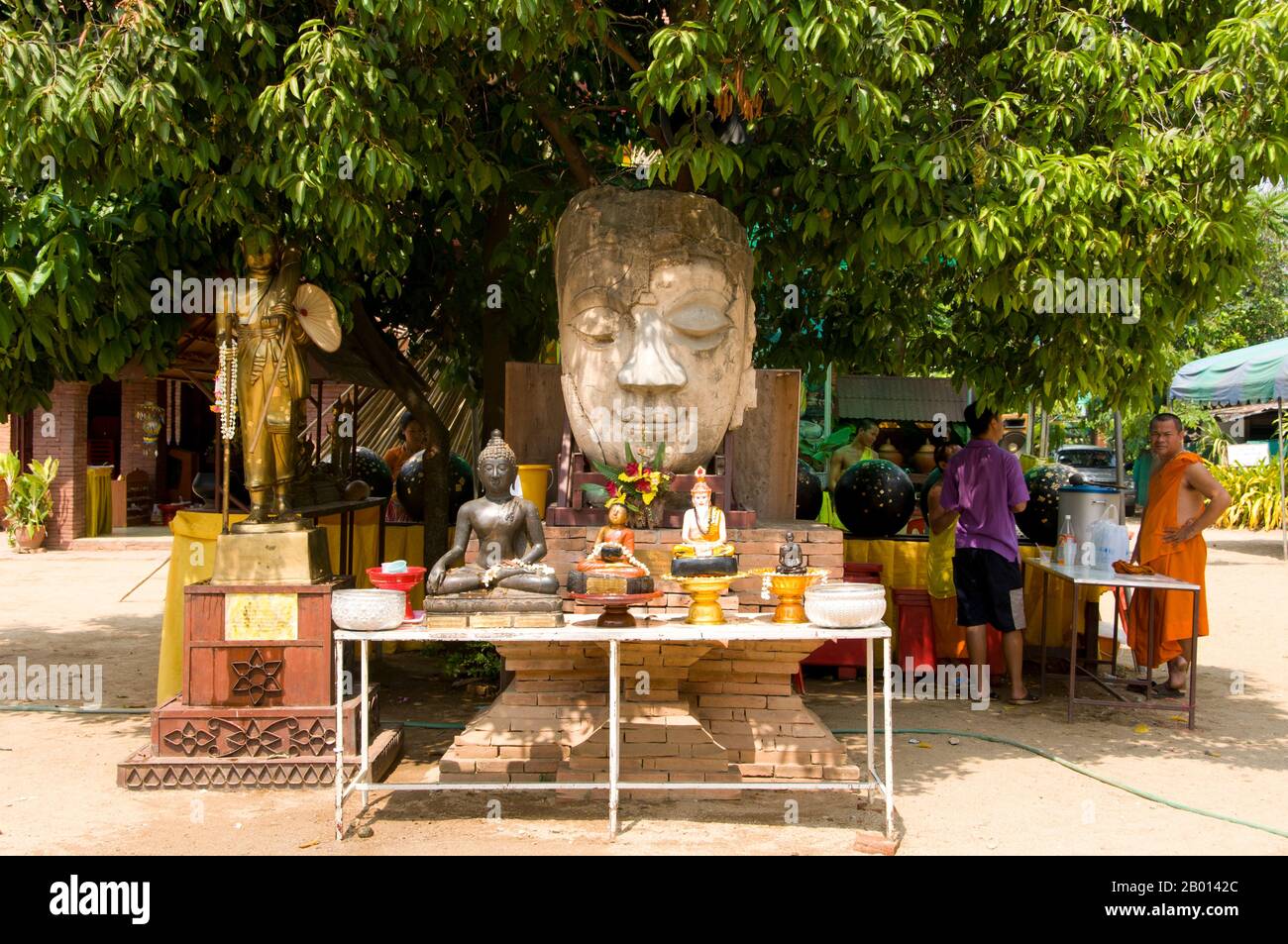 Thailand: Der alte Buddha-Kopf und der Altar wurden für das songkran-Fest auf dem Gelände des Wat Chetlin, Chiang Mai, eingerichtet. Songkran ist das traditionelle thailändische Neujahr und wird vom 13. Bis 15. April gefeiert. Dieses jährliche Wasserfest, das auf Thai als „songkran“ und auf Burma als „Thingyan“ bekannt ist, markiert den Beginn der Regenzeit und wird in Burma, Laos, Thailand und anderen südostasiatischen Ländern, in der Regel im April, gefeiert. Chiang Mai (was „neue Stadt“ bedeutet), manchmal auch als „Chiengmai“ oder „Chiangmai“ geschrieben, ist die größte und kulturell bedeutsamste Stadt im Norden Thailands. Stockfoto