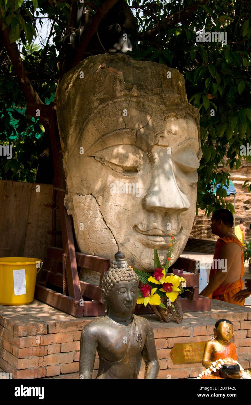 Thailand: Der alte Buddha-Kopf und der Altar wurden für das songkran-Fest auf dem Gelände des Wat Chetlin, Chiang Mai, eingerichtet. Songkran ist das traditionelle thailändische Neujahr und wird vom 13. Bis 15. April gefeiert. Dieses jährliche Wasserfest, das auf Thai als „songkran“ und auf Burma als „Thingyan“ bekannt ist, markiert den Beginn der Regenzeit und wird in Burma, Laos, Thailand und anderen südostasiatischen Ländern, in der Regel im April, gefeiert. Chiang Mai (was „neue Stadt“ bedeutet), manchmal auch als „Chiengmai“ oder „Chiangmai“ geschrieben, ist die größte und kulturell bedeutsamste Stadt im Norden Thailands. Stockfoto