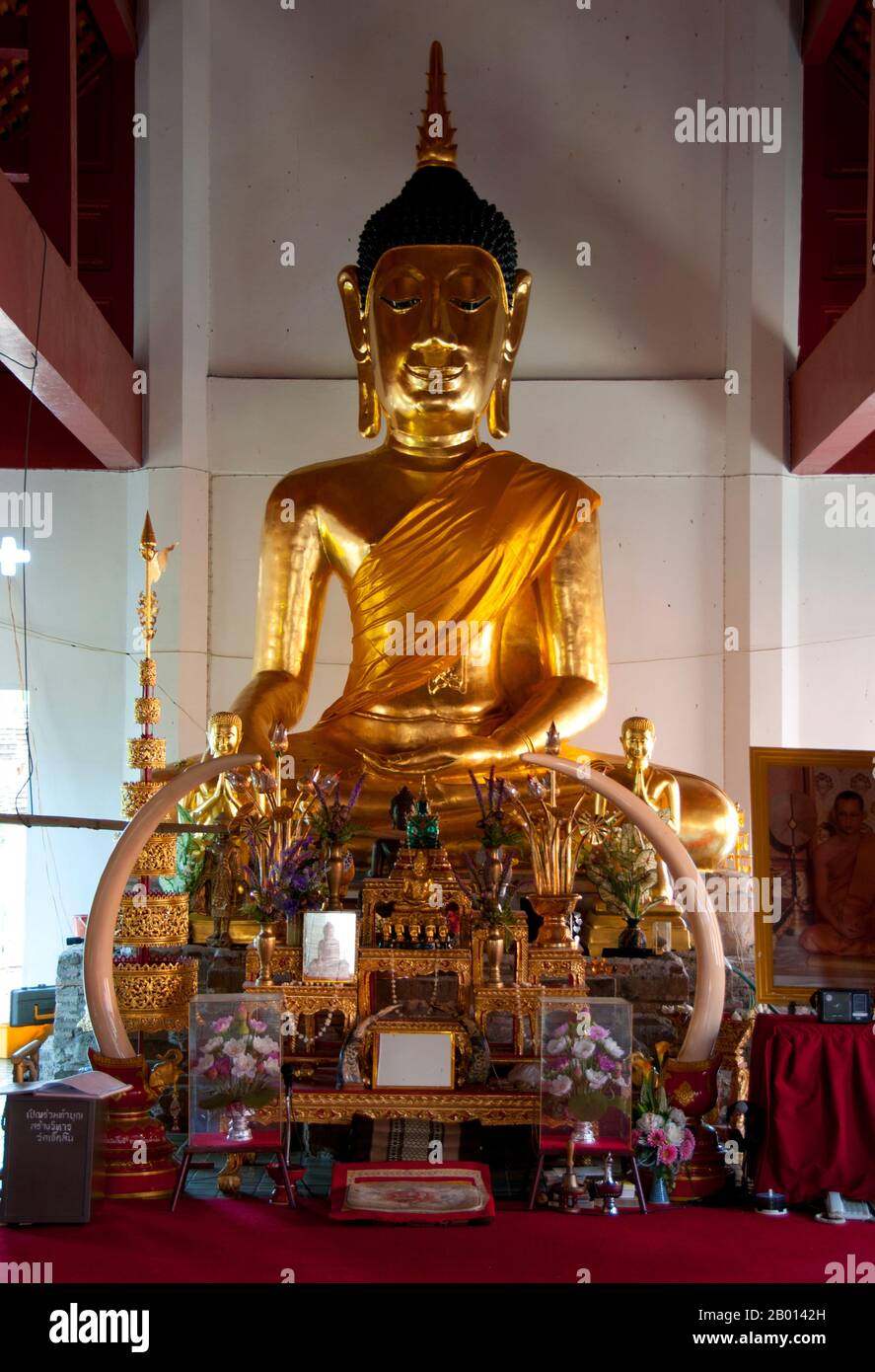 Thailand: Buddha im Hauptviharn im Wat Chetlin, Chiang Mai. Chiang Mai (was „neue Stadt“ bedeutet), manchmal auch als „Chiengmai“ oder „Chiangmai“ geschrieben, ist die größte und kulturell bedeutsamste Stadt im Norden Thailands. König Mengrai gründete die Stadt Chiang Mai im Jahr 1296, und es folgte Chiang Rai als Hauptstadt des Lanna Königreichs. Stockfoto