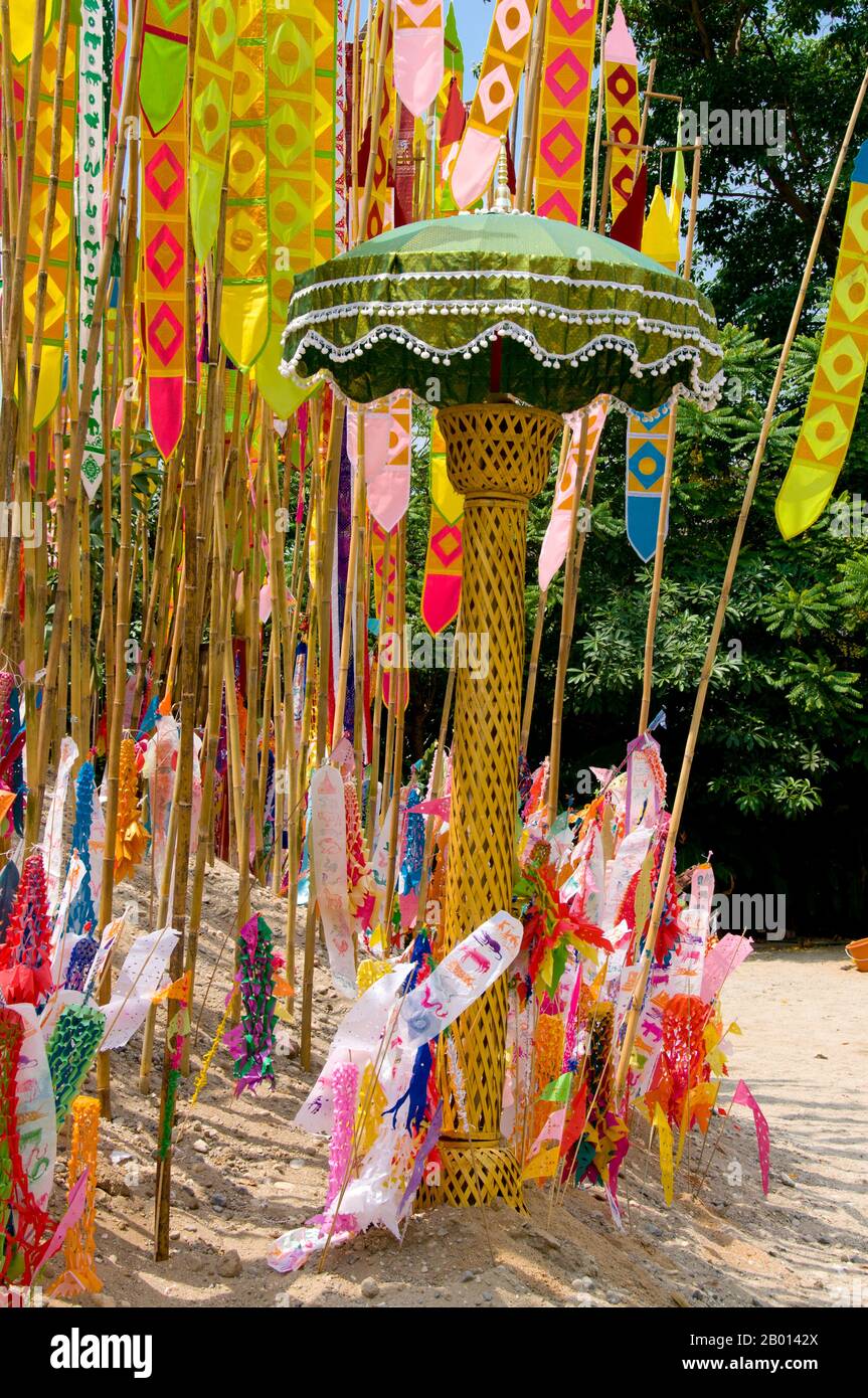 Thailand: Astrologische Banner schmücken den riesigen songkran-Sandchedi im Wat Chetlin, Chiang Mai. In vielen Tempeln werden rund um die Zeit des jährlichen songkran Wasserfestivals riesige Sandchedis gebaut. Die Menschen bringen eine Handvoll Sand in ihren lokalen Tempel und er wird dann in einen Sandchedi geformt. Der mitgebrachte Sand steht symbolisch für den Sand und Schmutz, der im vergangenen Jahr auf den Fußsohlen der Besucher vom Tempel weggetragen wurde. Stockfoto