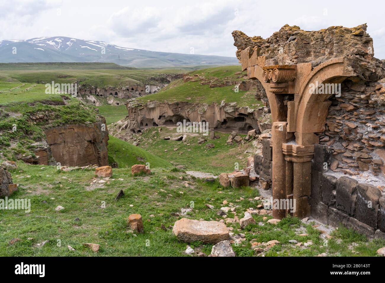 ANI, Türkei - 9. Mai 2019: Ruinen der alten Armenstadt Ani mit Kirchen und schneebedeckten Bergen im Hintergrund, Türkei. Stockfoto